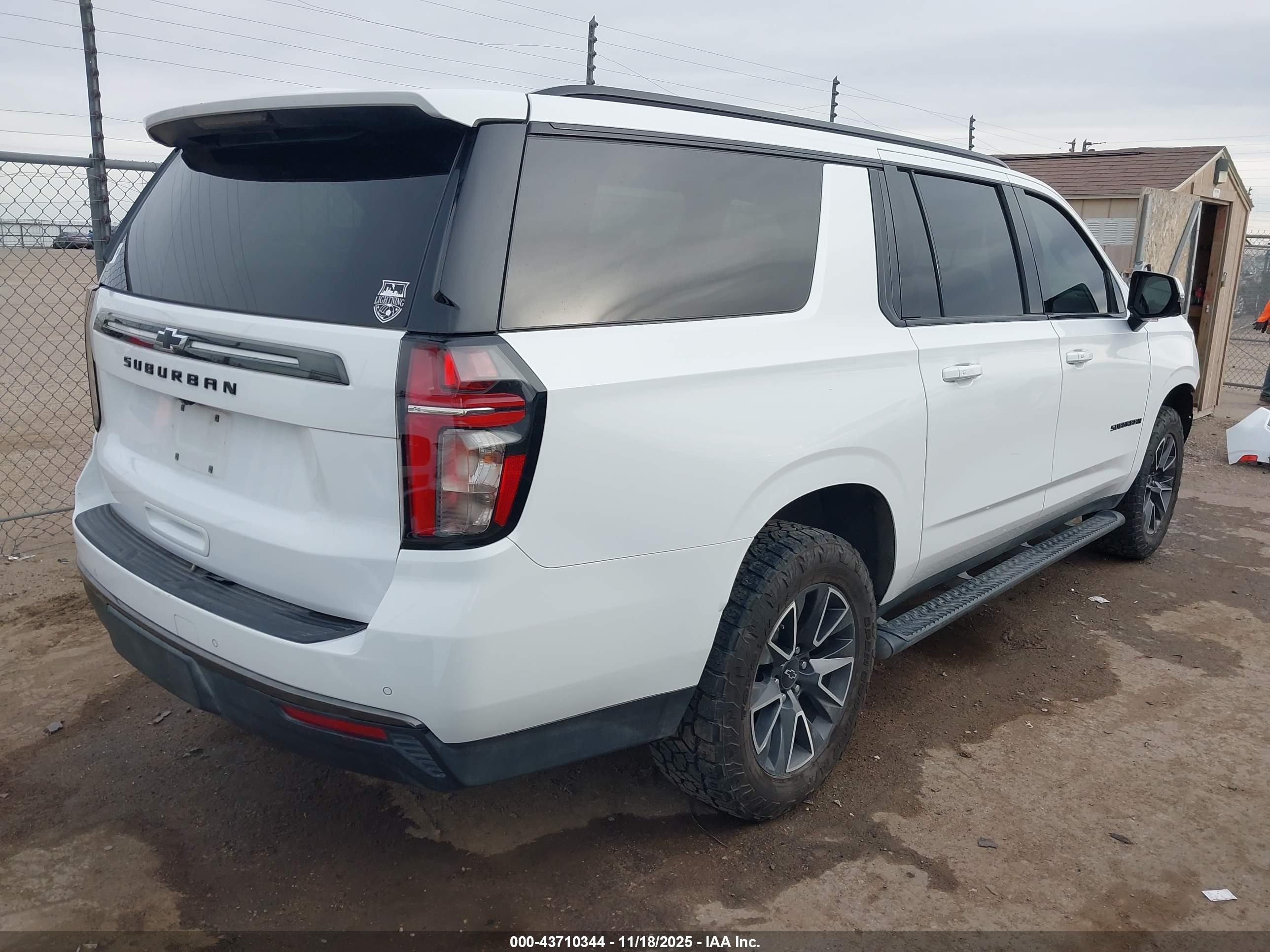 CHEVROLET SUBURBAN image 4