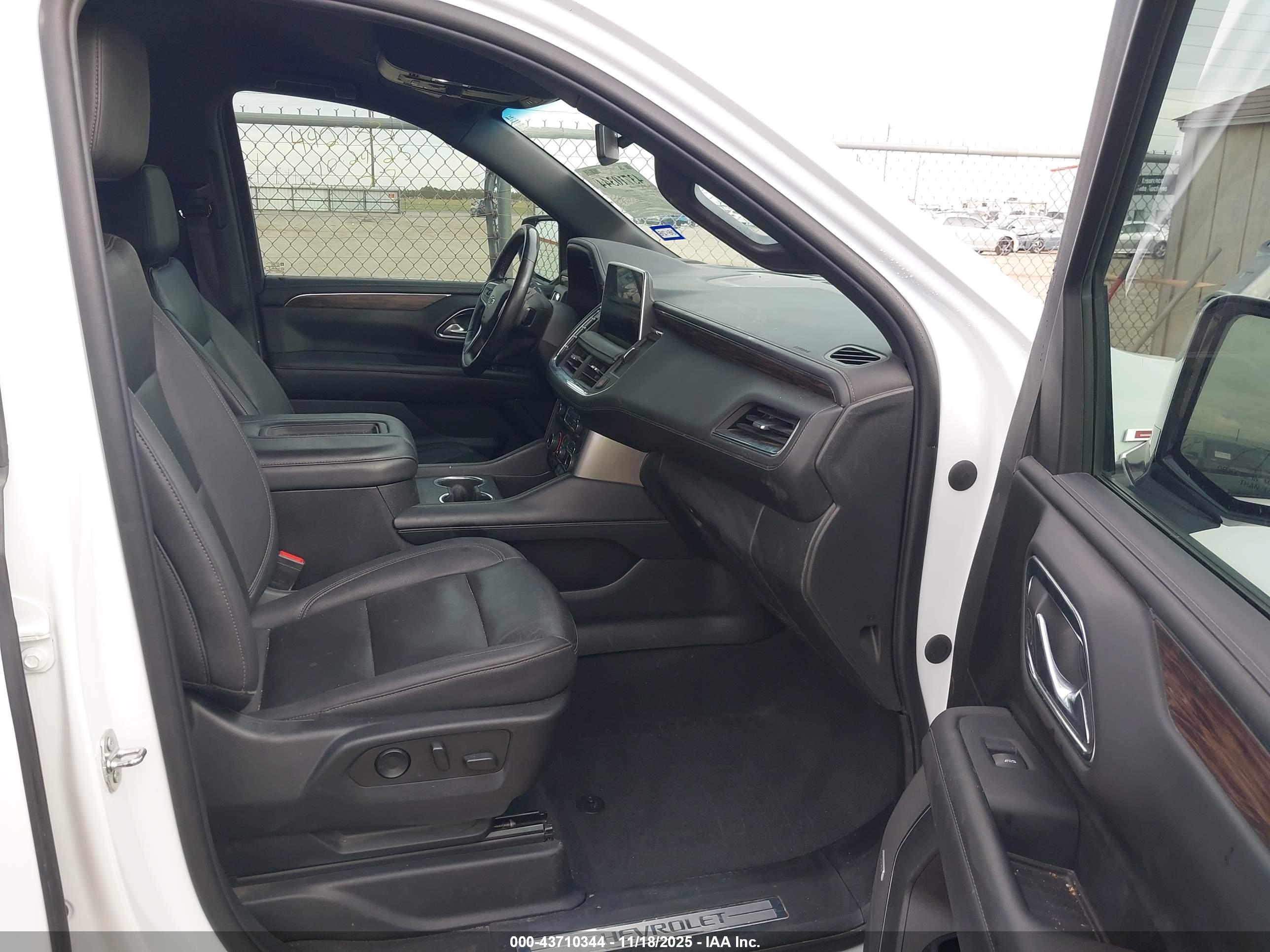 CHEVROLET SUBURBAN image 5