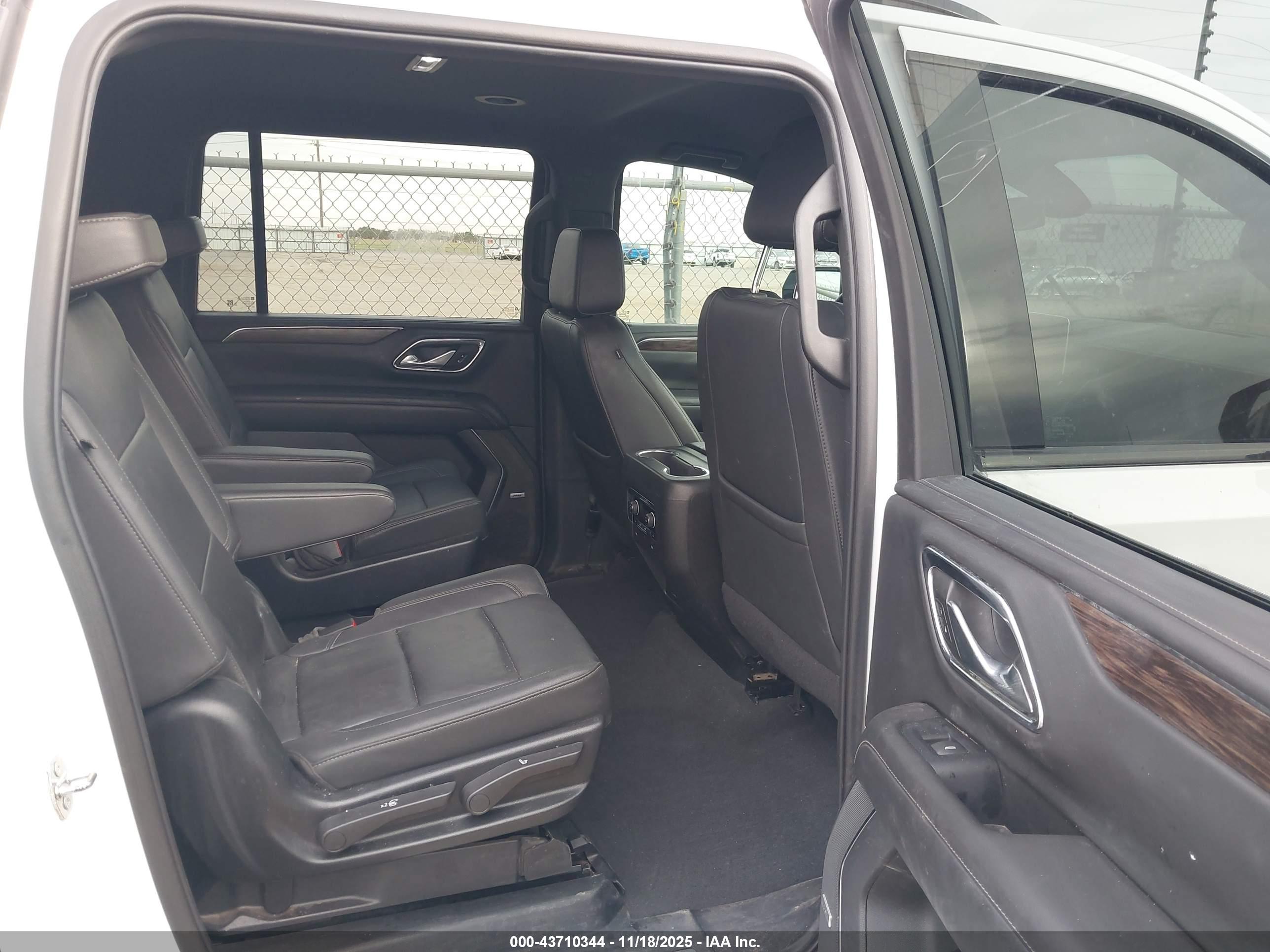 CHEVROLET SUBURBAN image 8