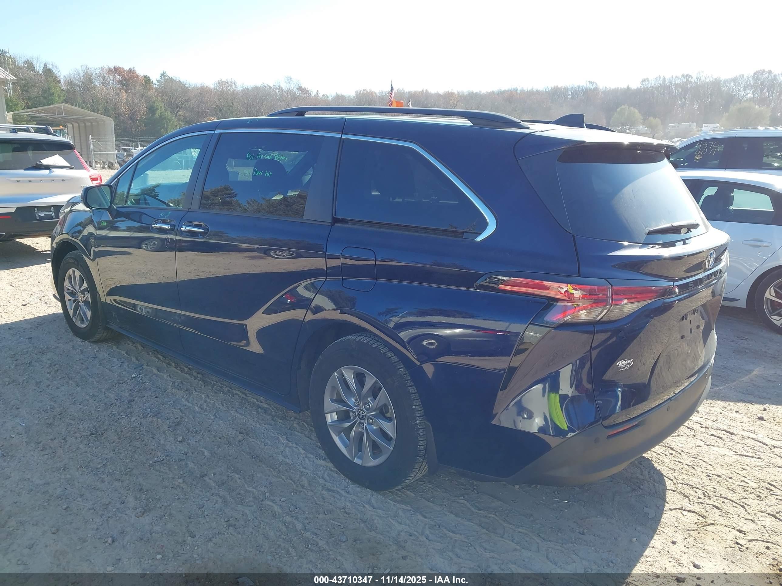 TOYOTA SIENNA image 3