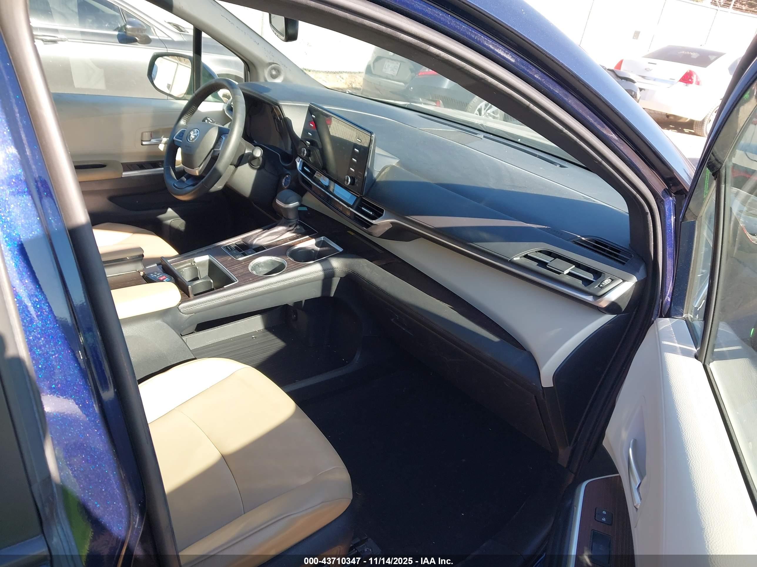 TOYOTA SIENNA image 5