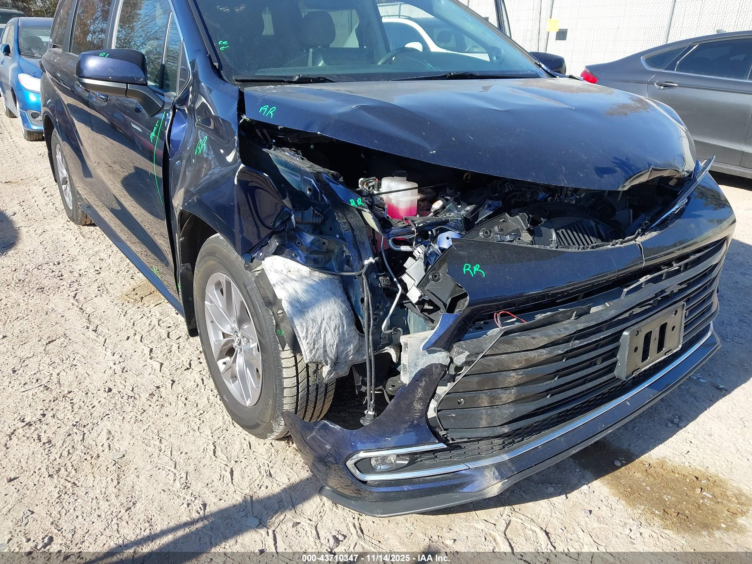 TOYOTA SIENNA image 6