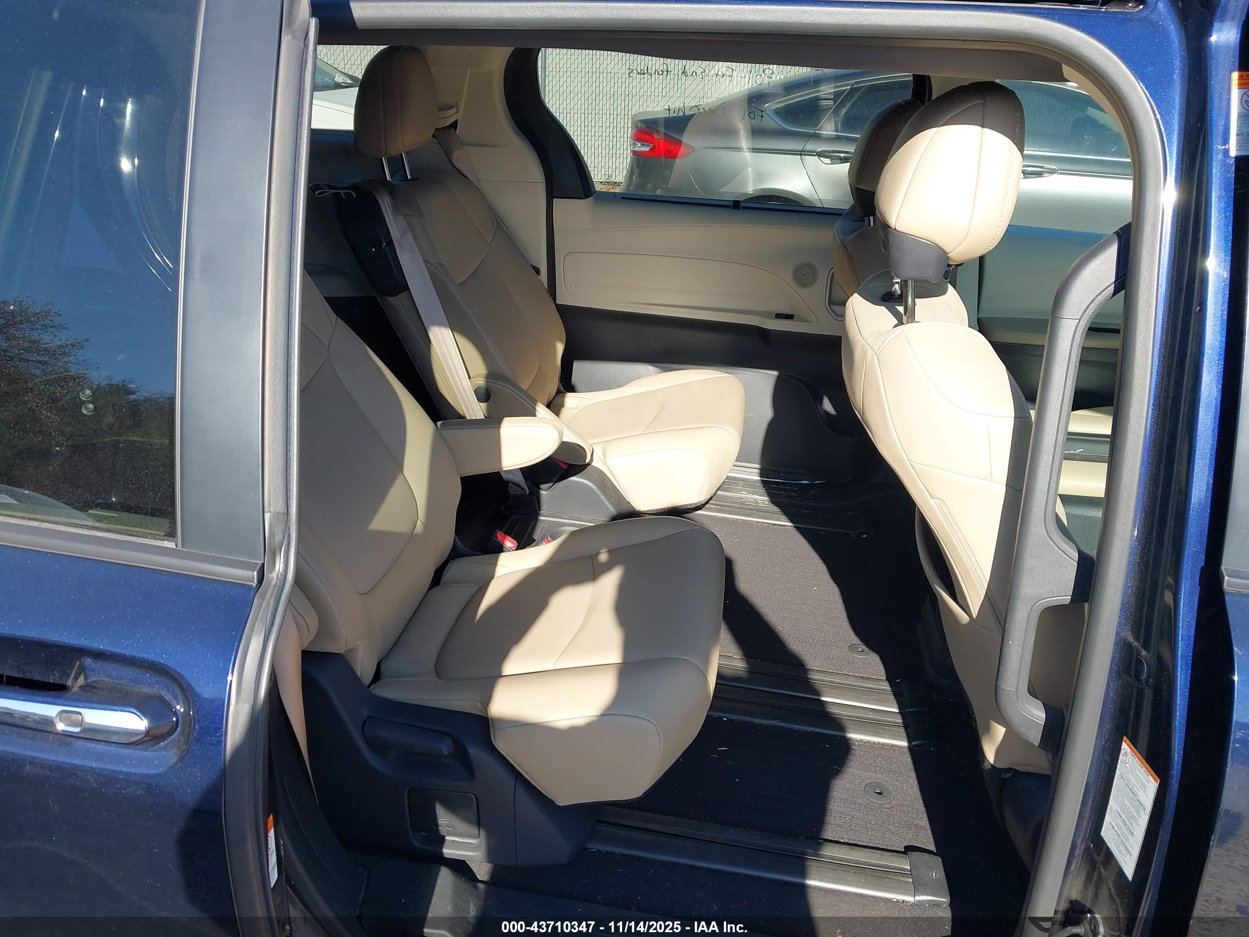 TOYOTA SIENNA image 8