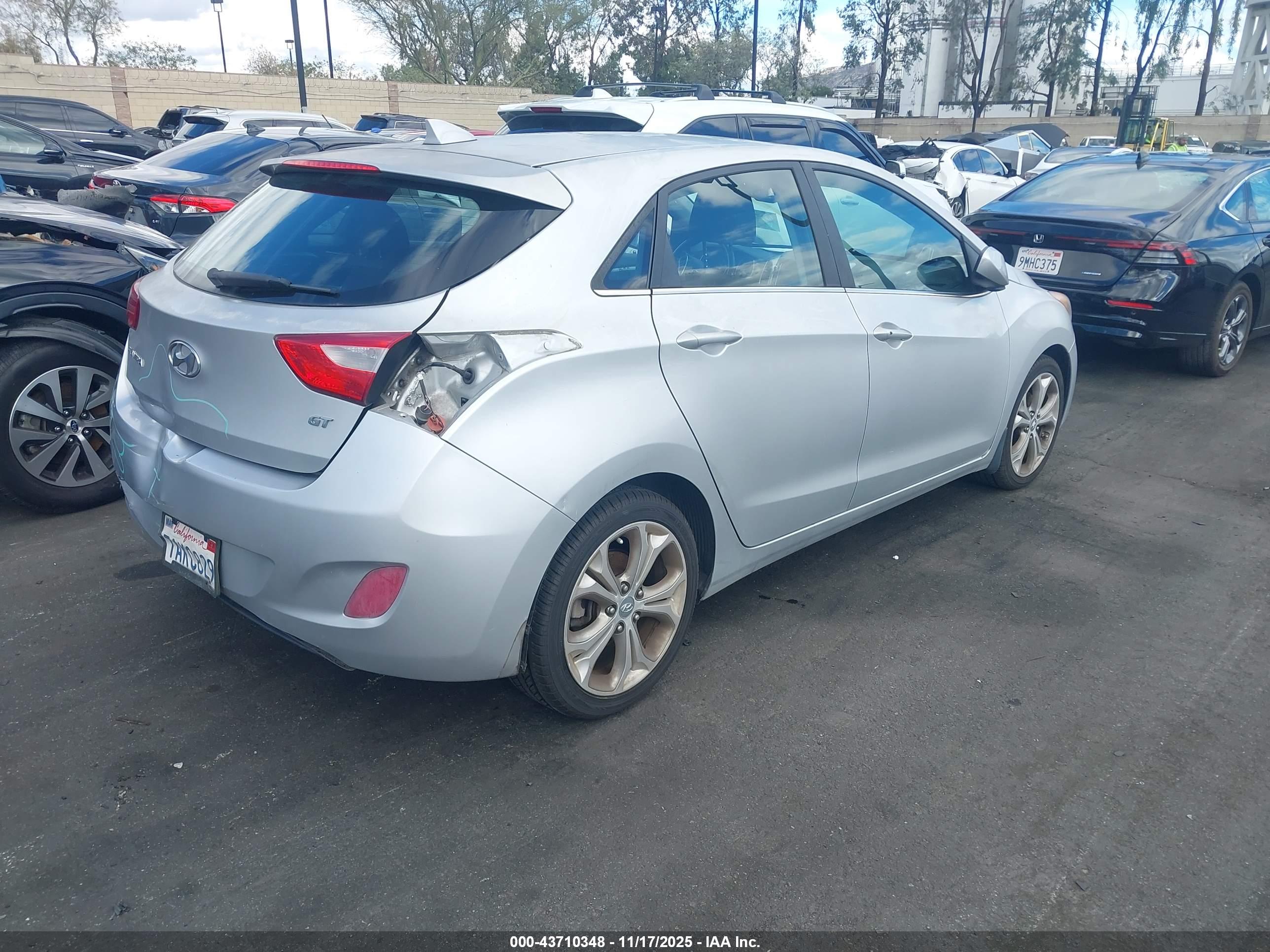HYUNDAI ELANTRA image 4