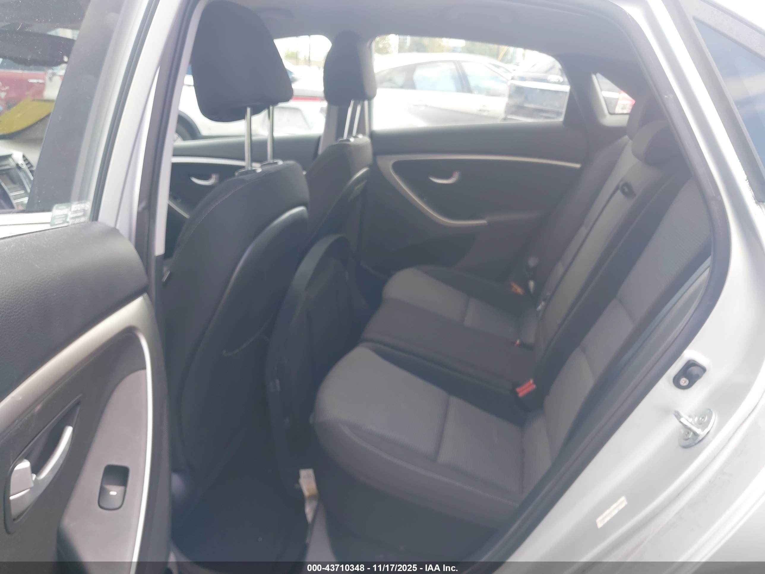 HYUNDAI ELANTRA image 8