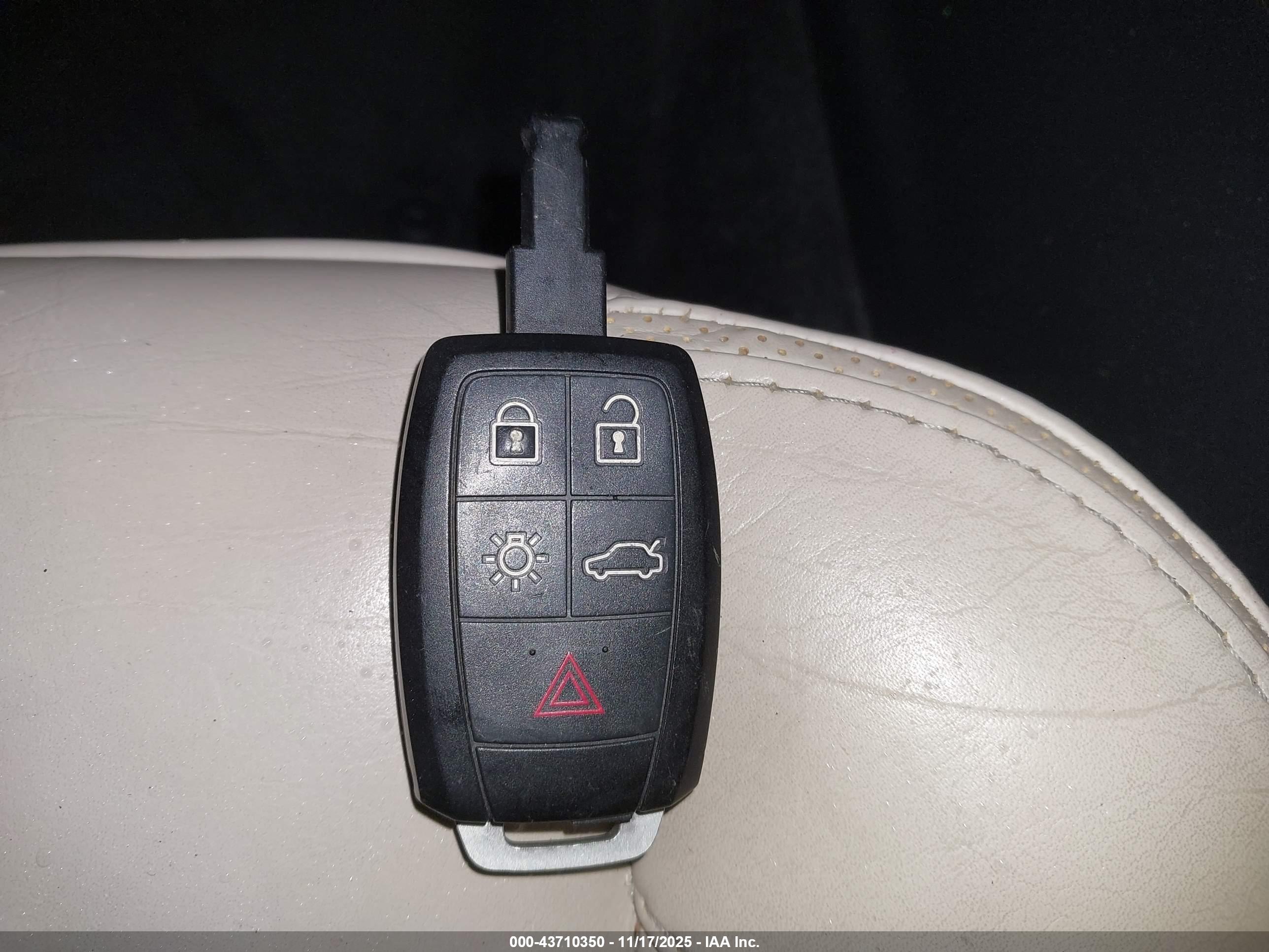 VOLVO C70 image 11