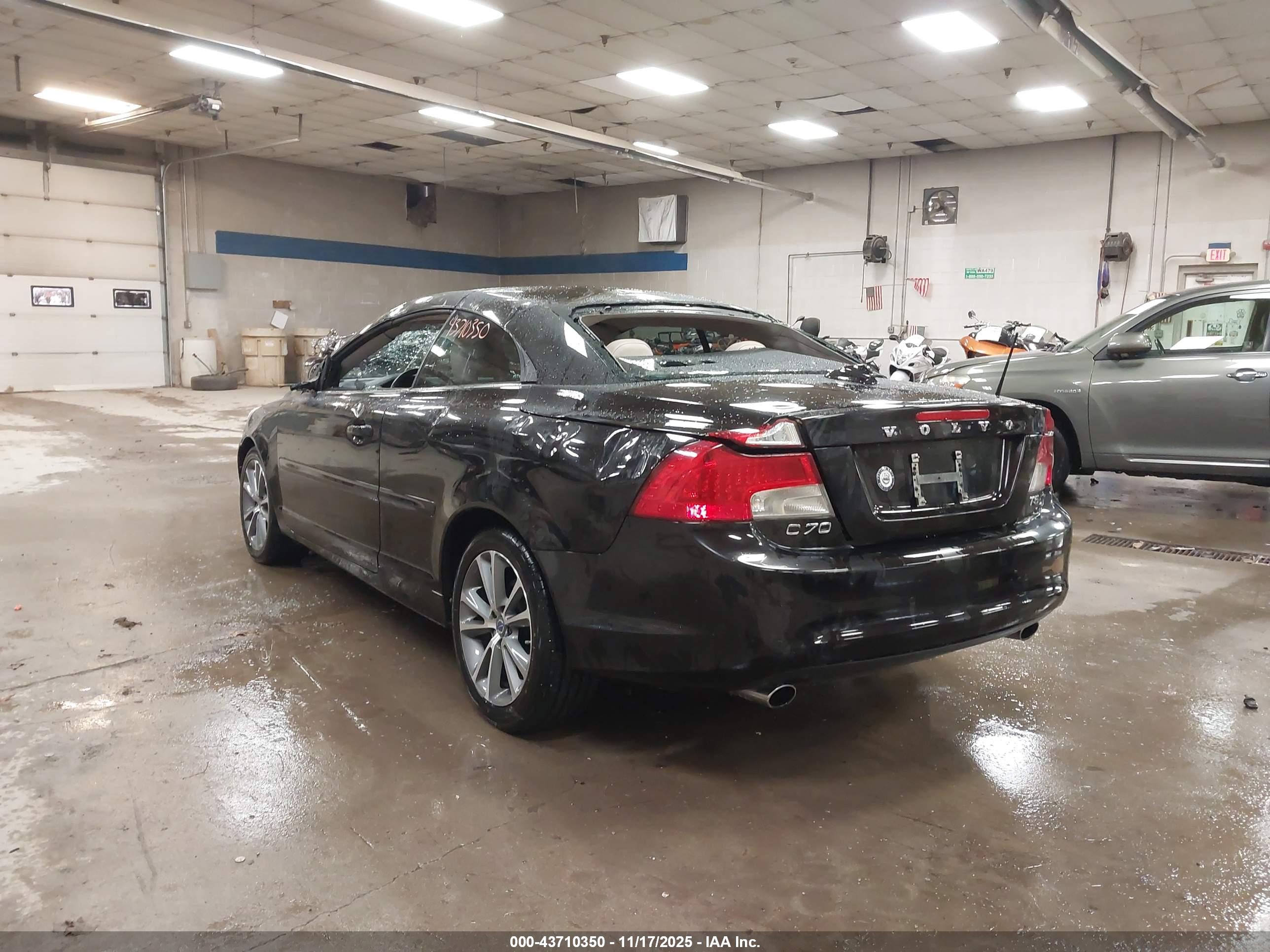 VOLVO C70 image 3