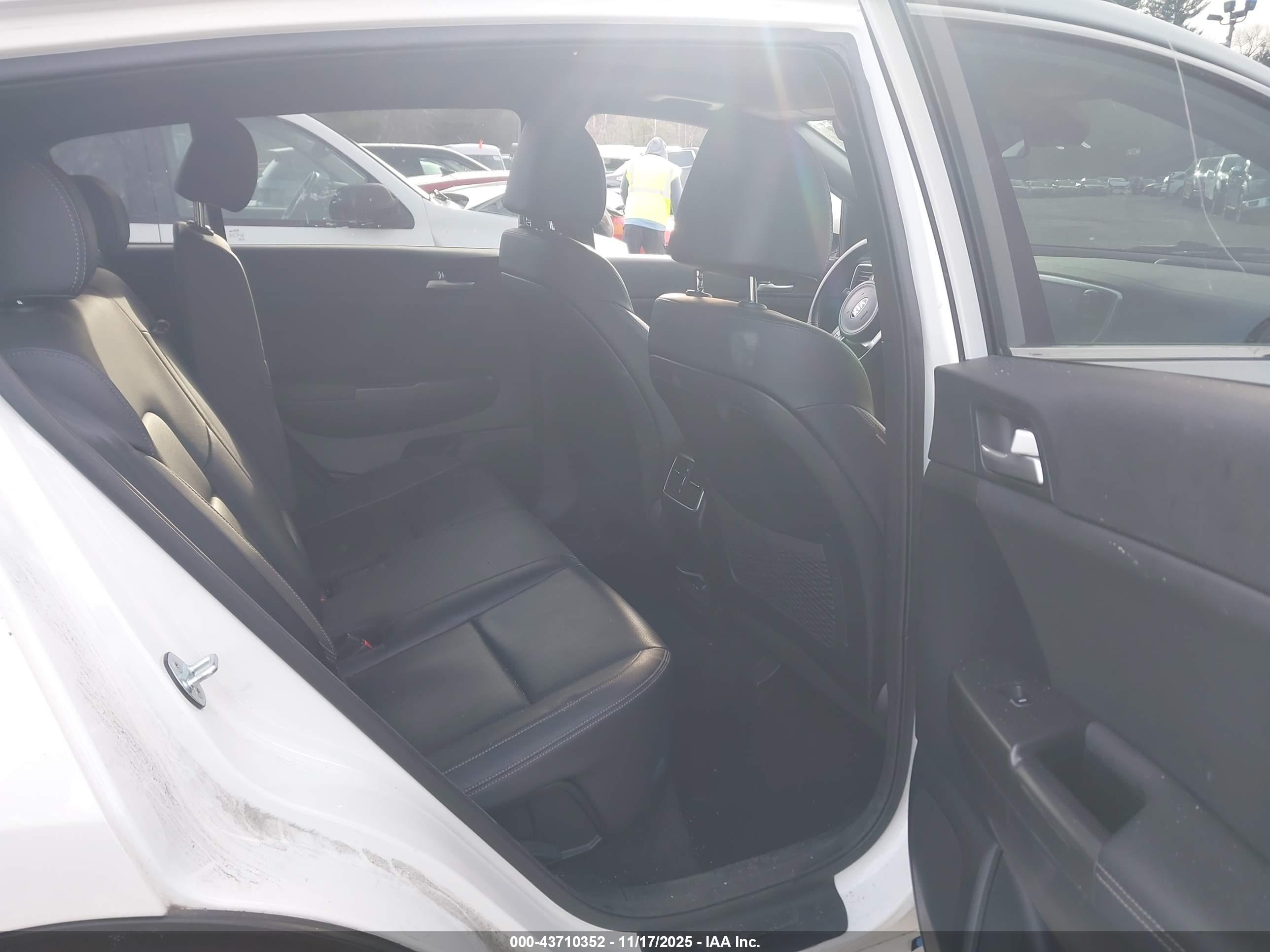 KIA SPORTAGE image 8