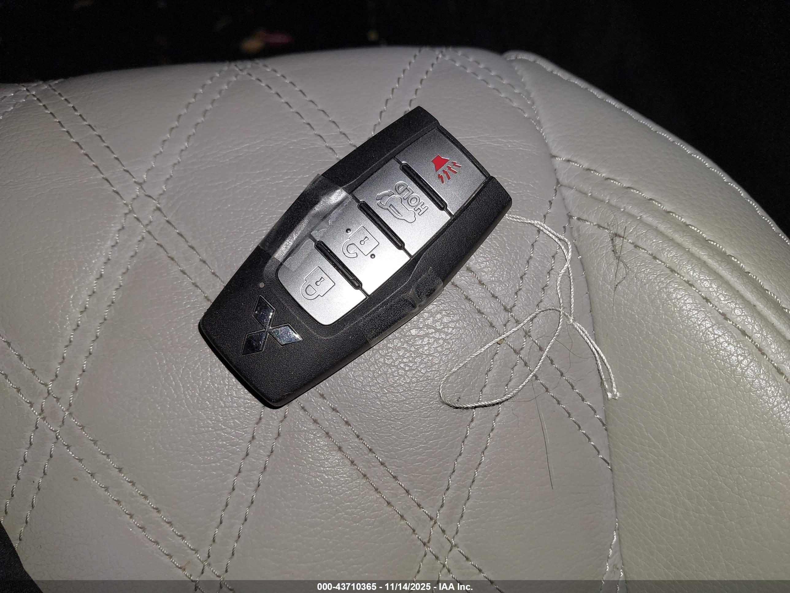MITSUBISHI OUTLANDER image 11