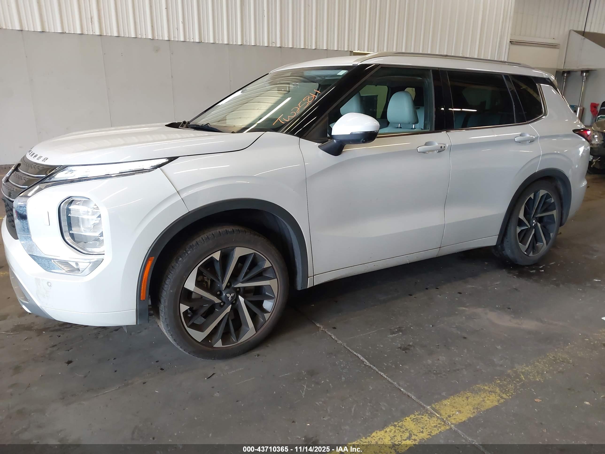 MITSUBISHI OUTLANDER image 2