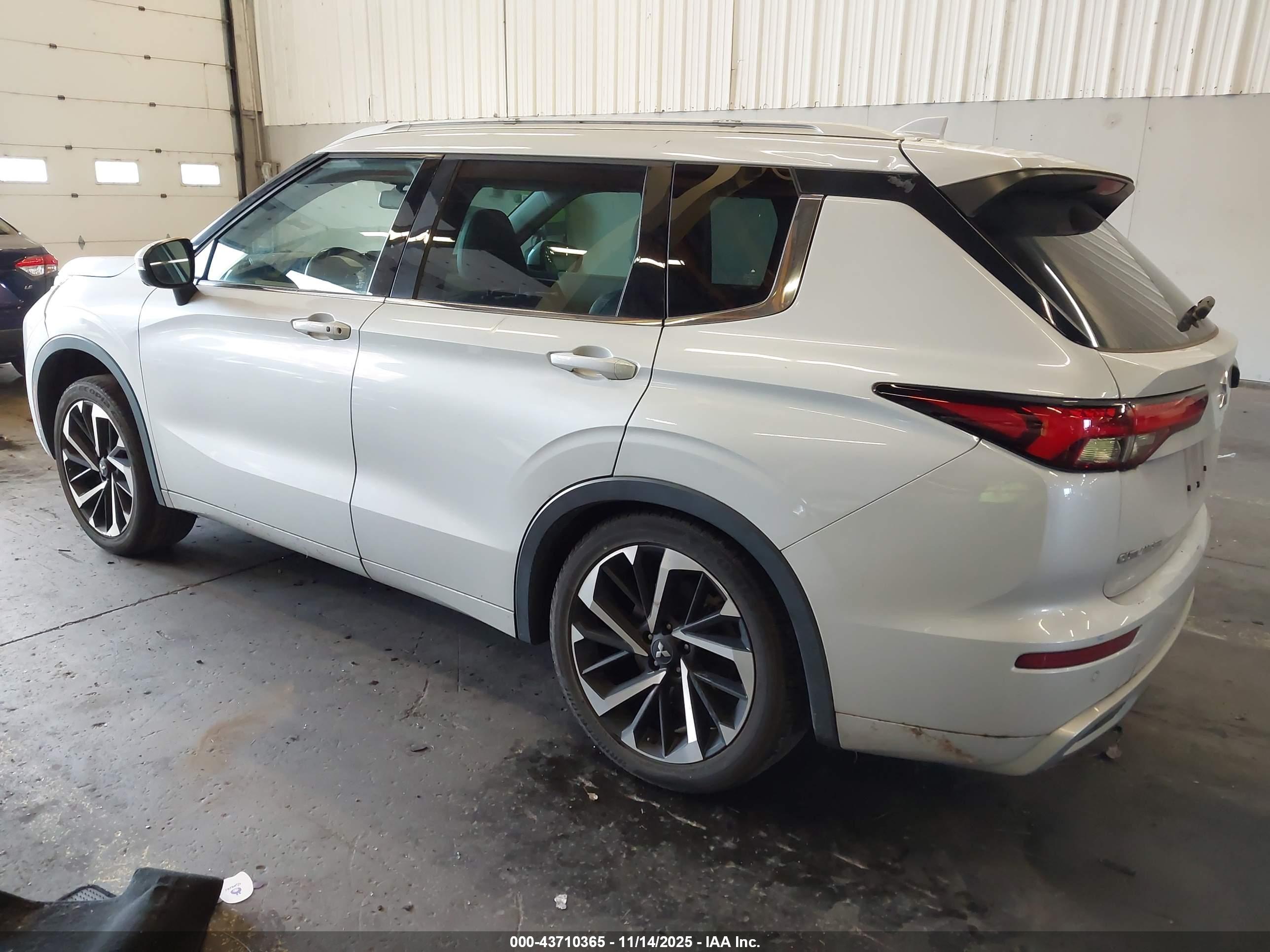 MITSUBISHI OUTLANDER image 3