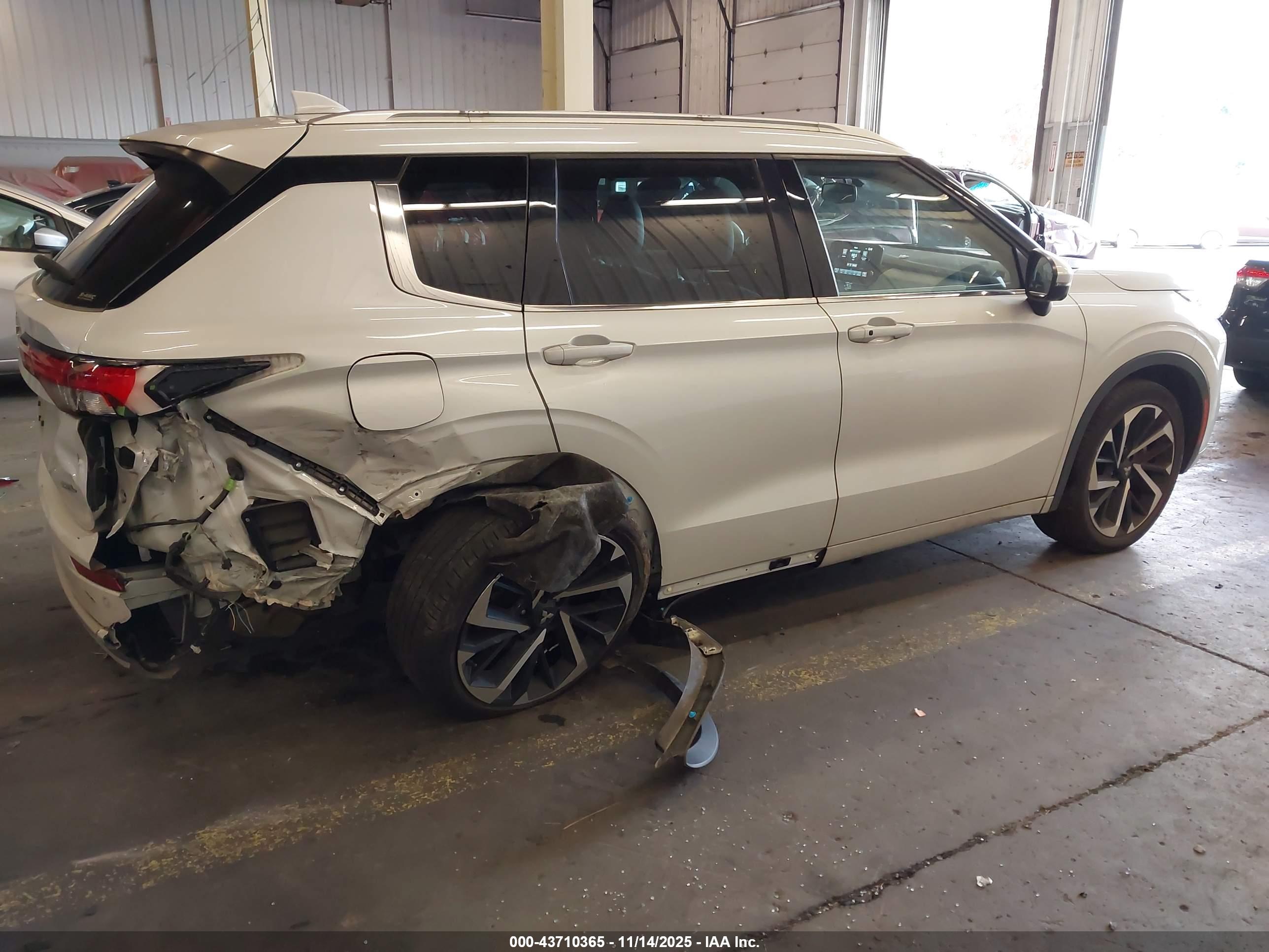 MITSUBISHI OUTLANDER image 4