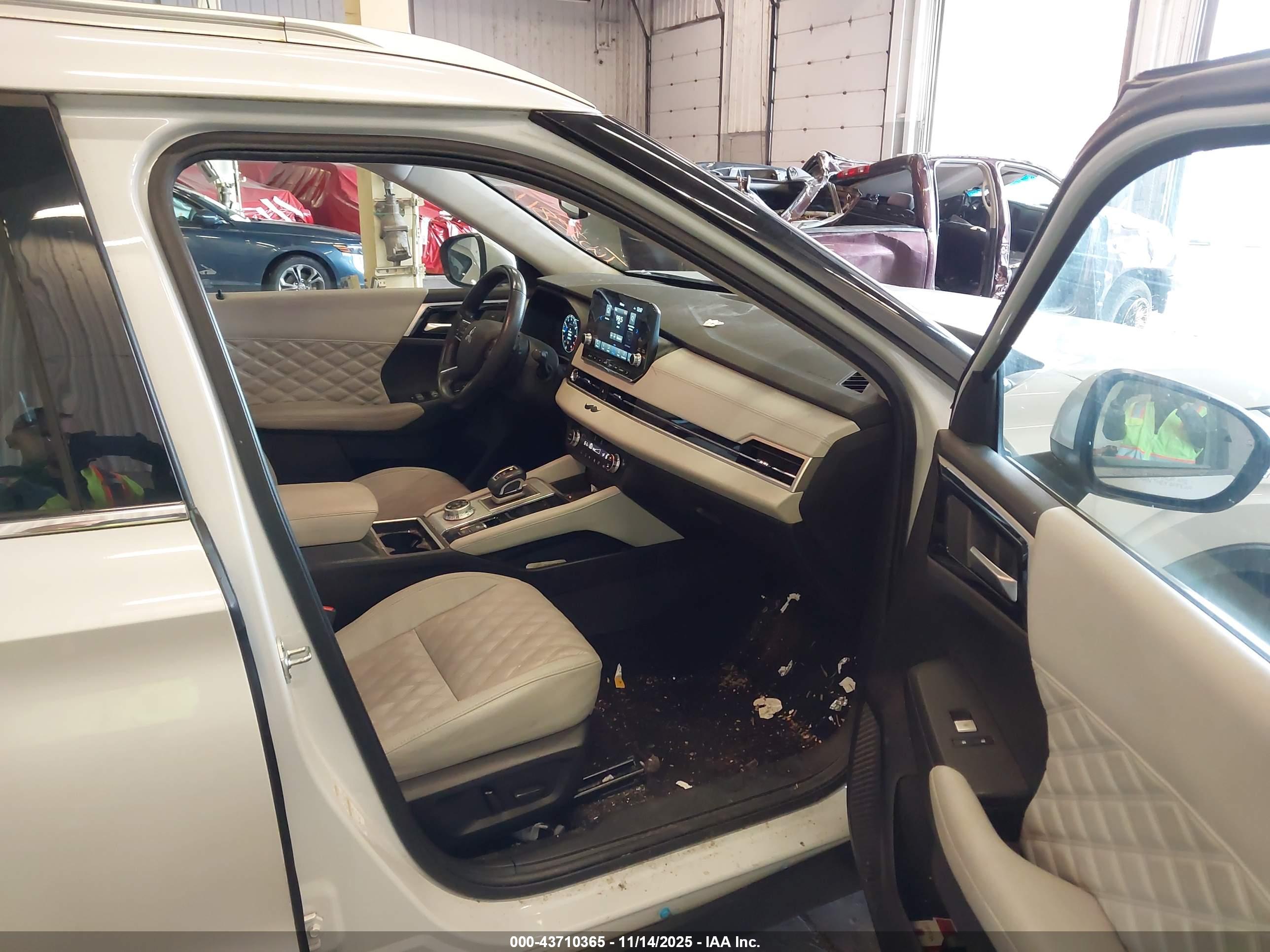 MITSUBISHI OUTLANDER image 5