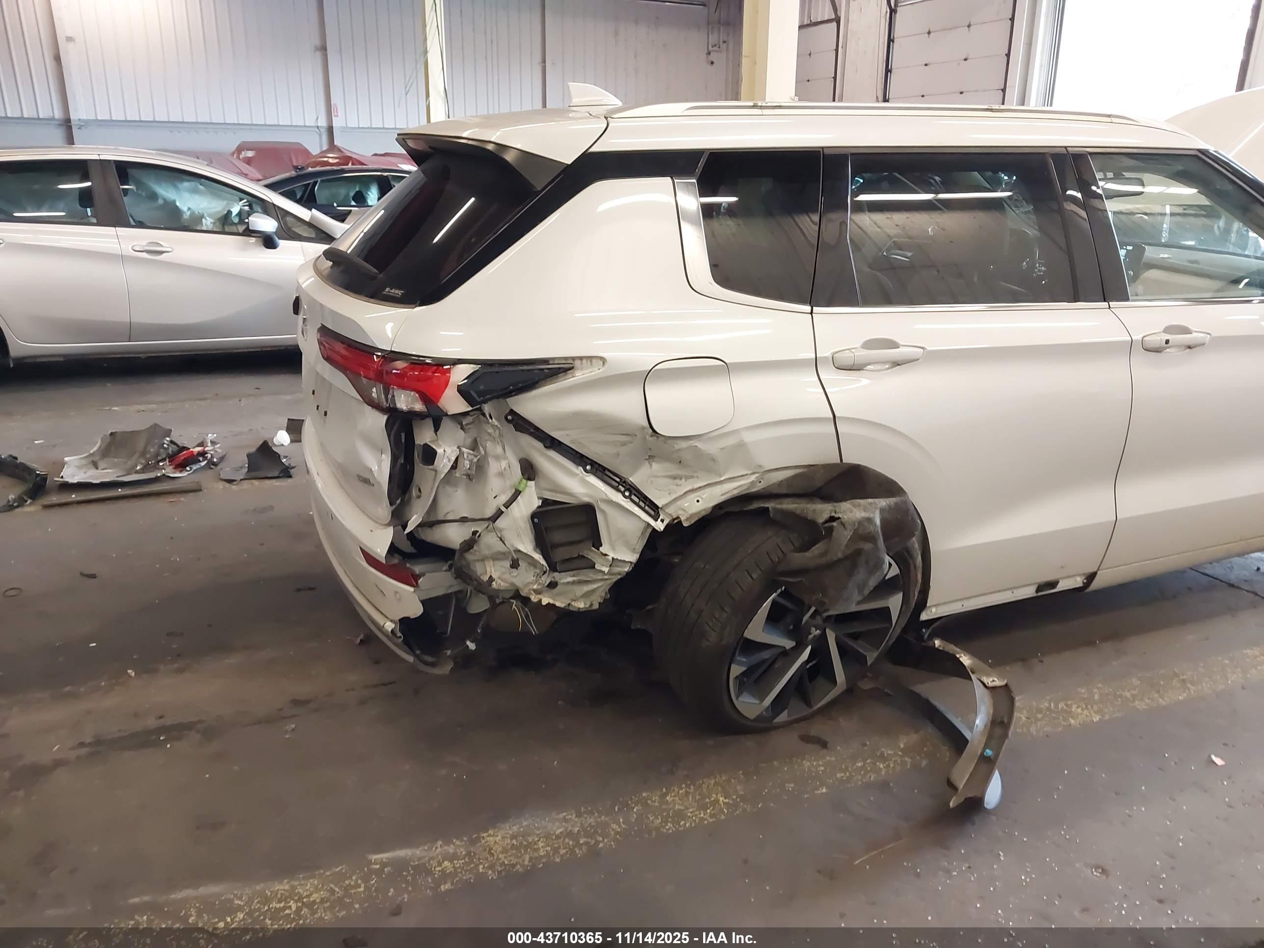 MITSUBISHI OUTLANDER image 6