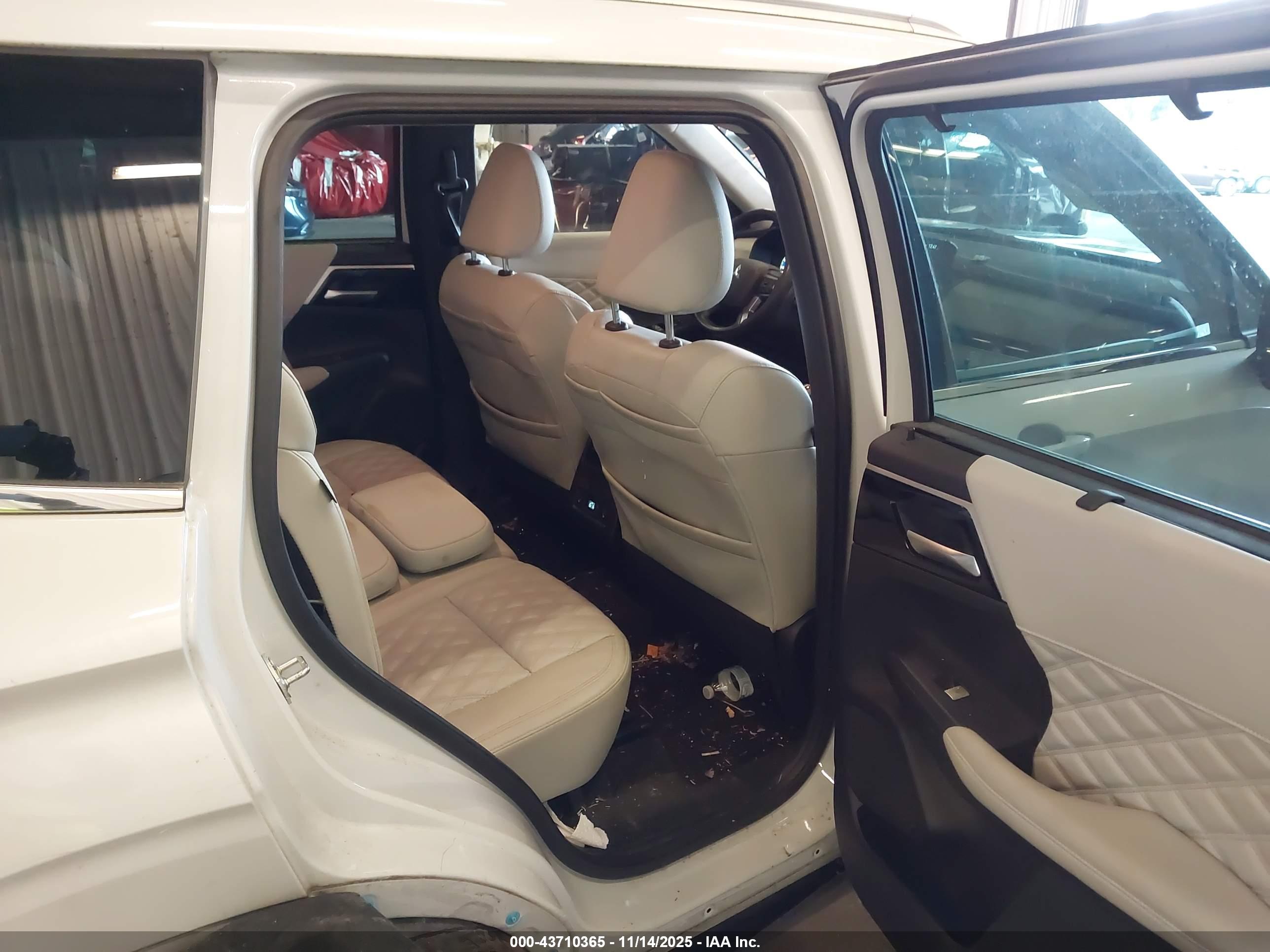 MITSUBISHI OUTLANDER image 8
