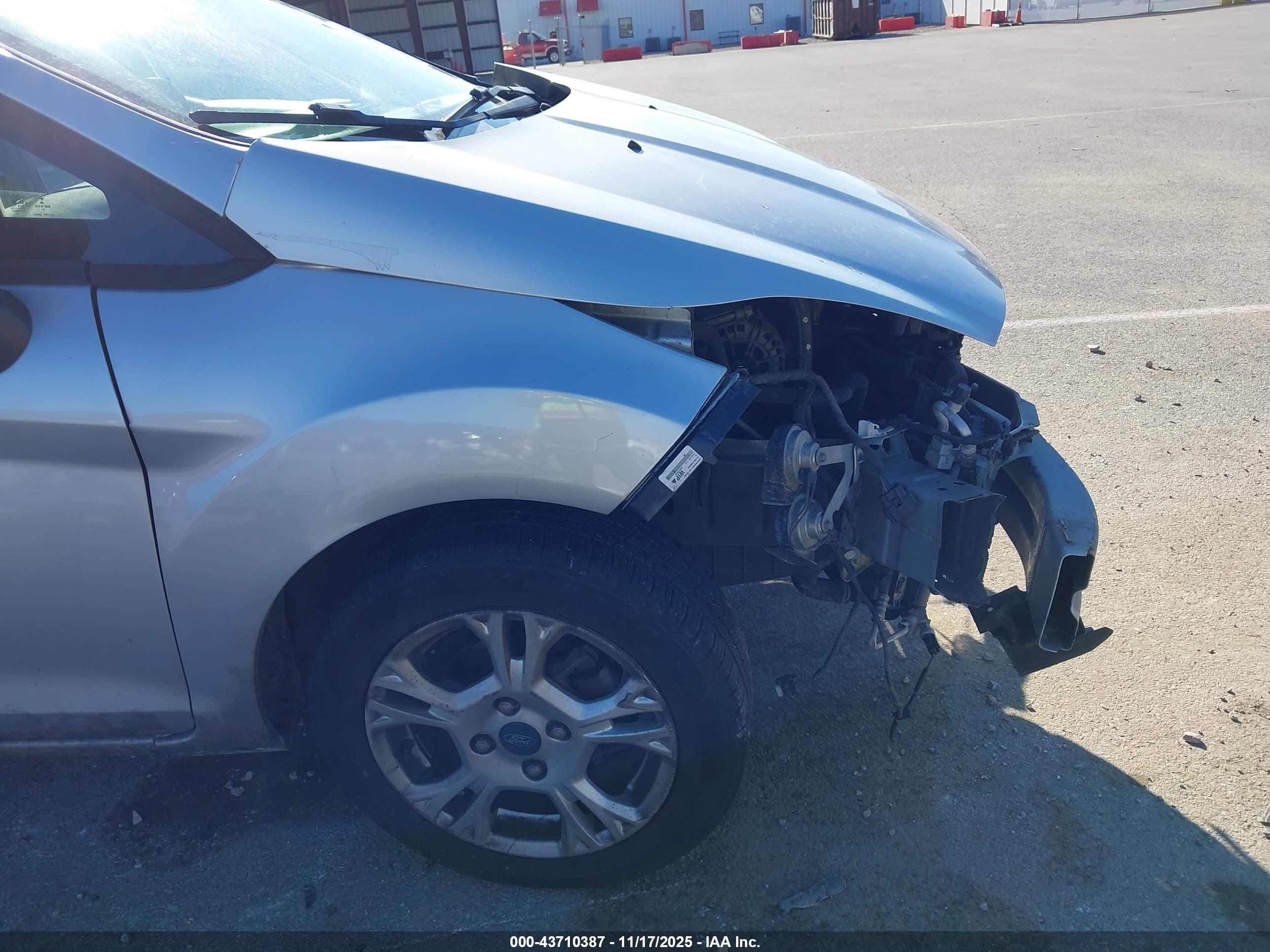 FORD FIESTA image 6