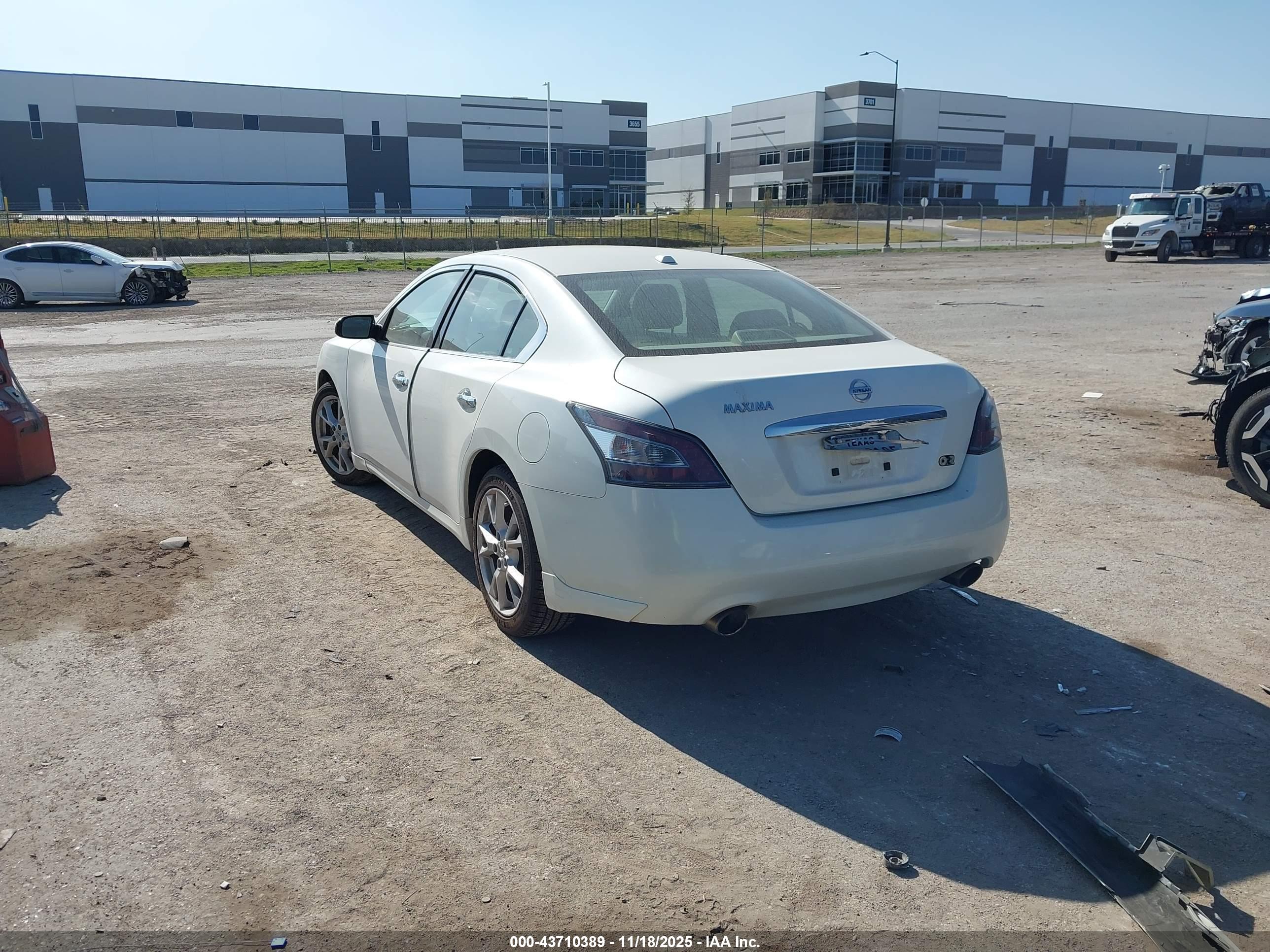 NISSAN MAXIMA image 3