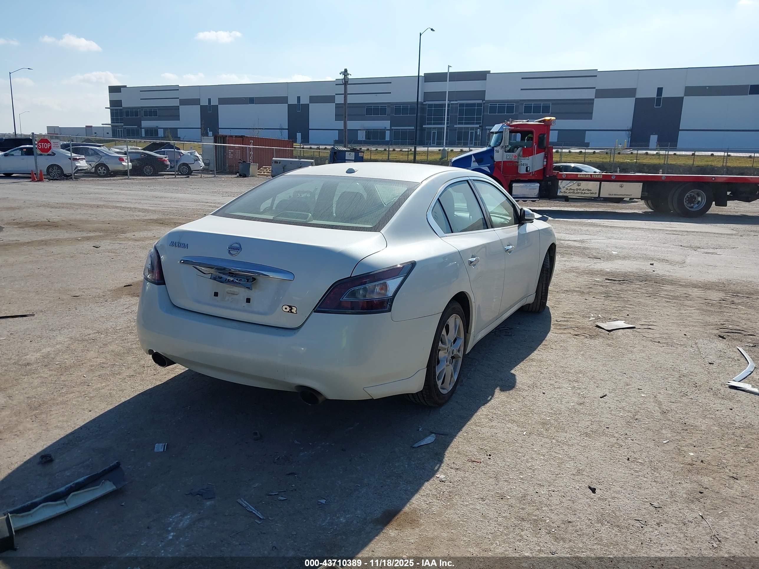 NISSAN MAXIMA image 4