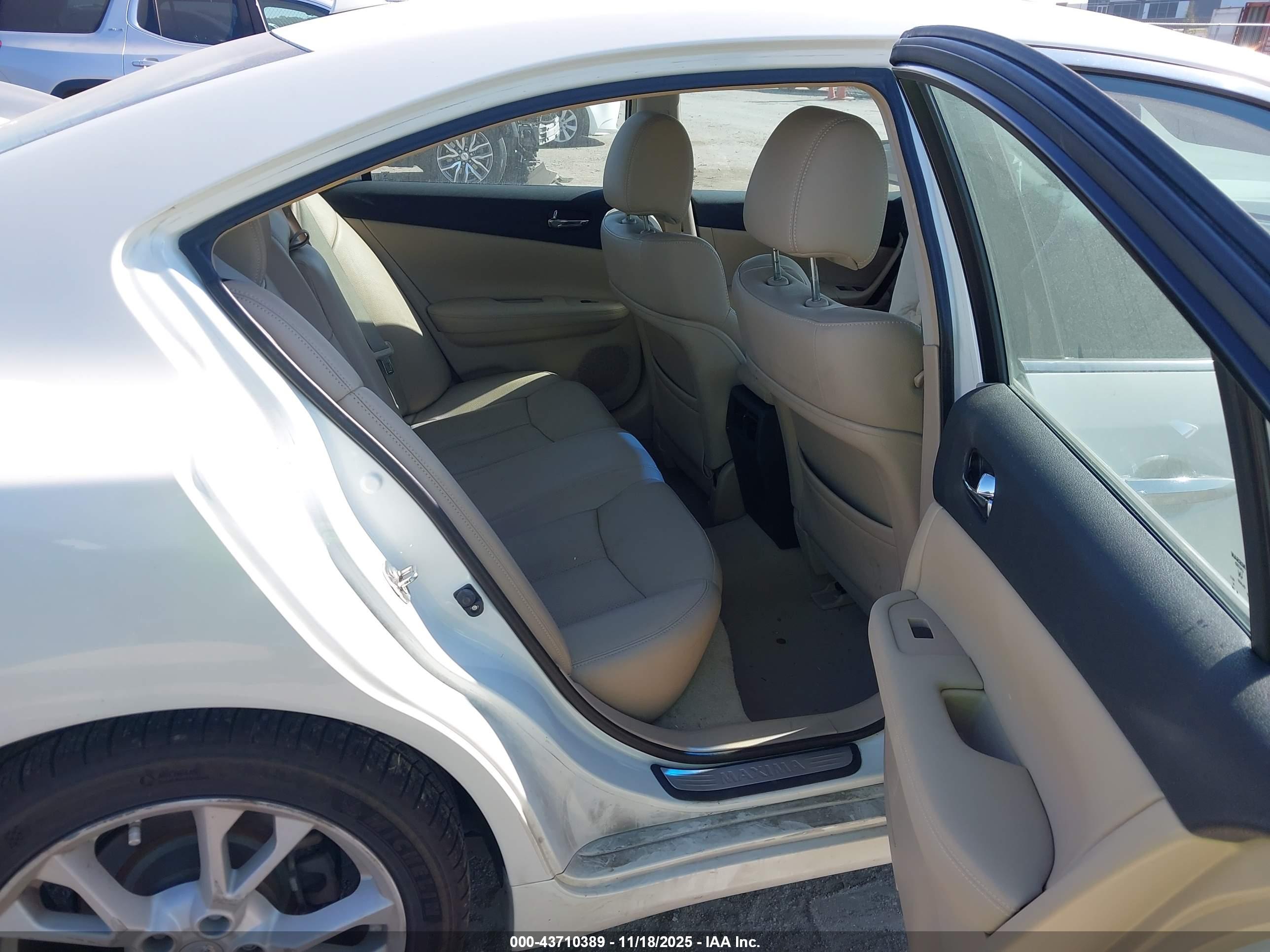 NISSAN MAXIMA image 8