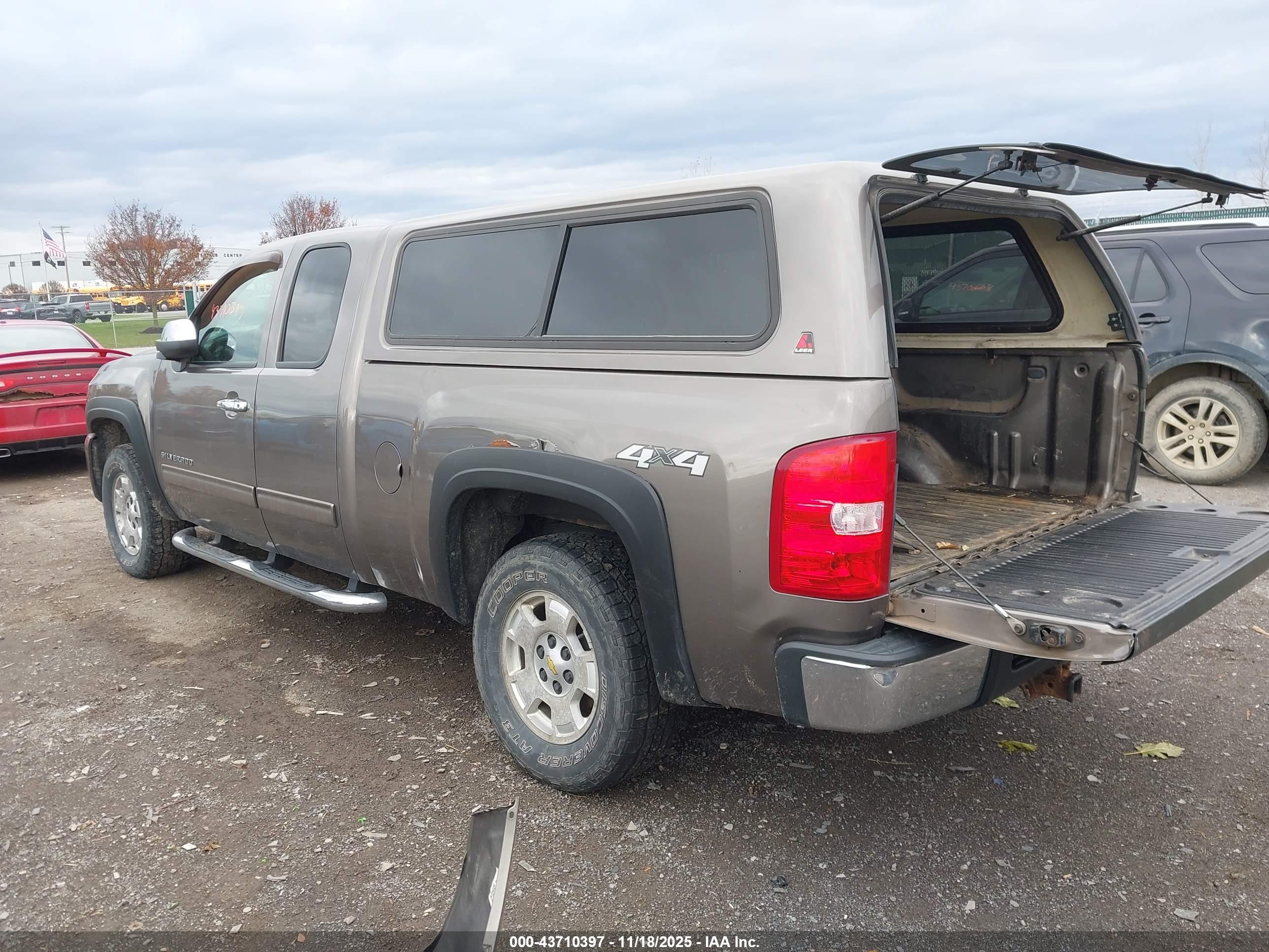 CHEVROLET SILVERADO image 3