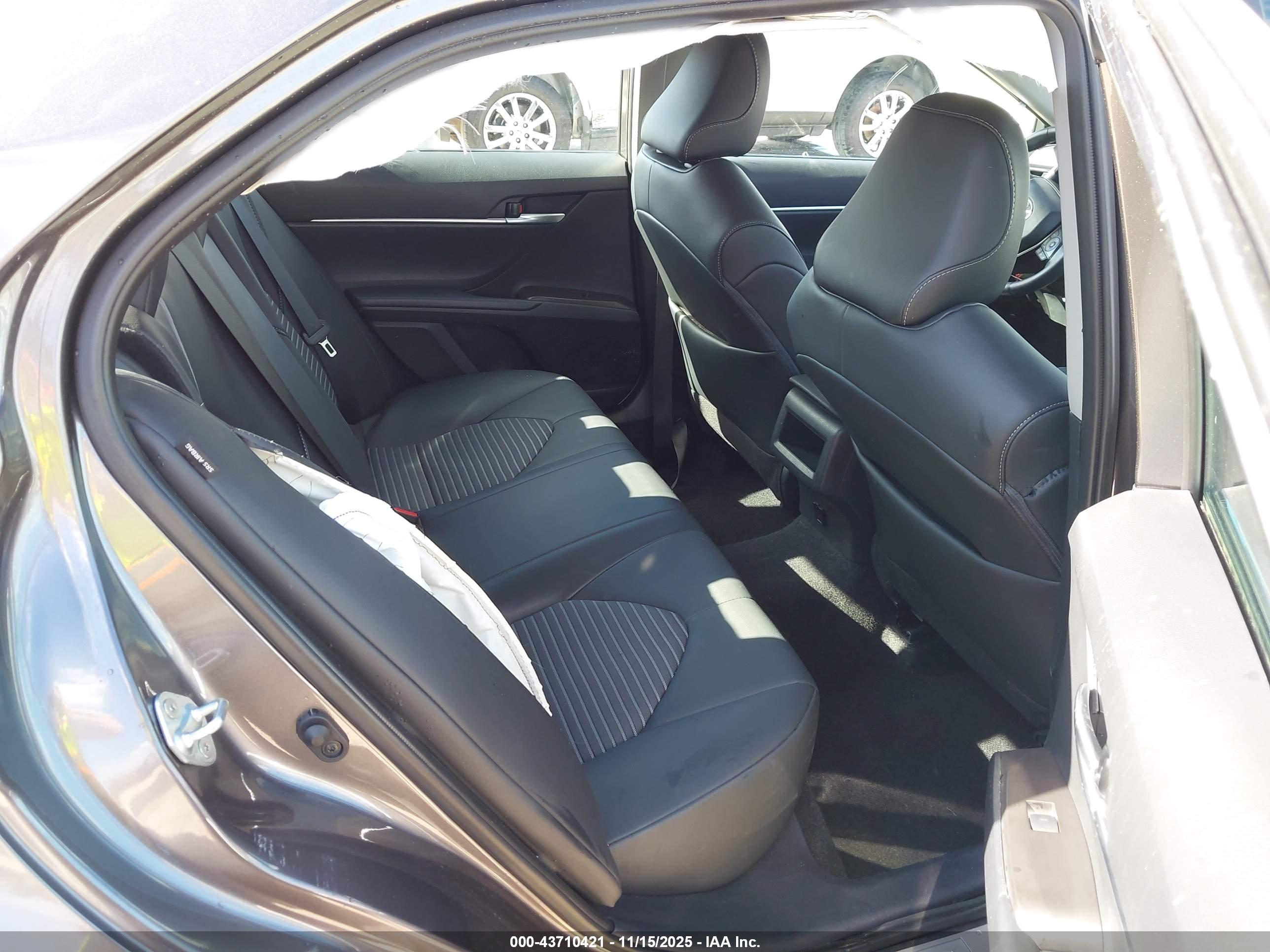 TOYOTA CAMRY image 8