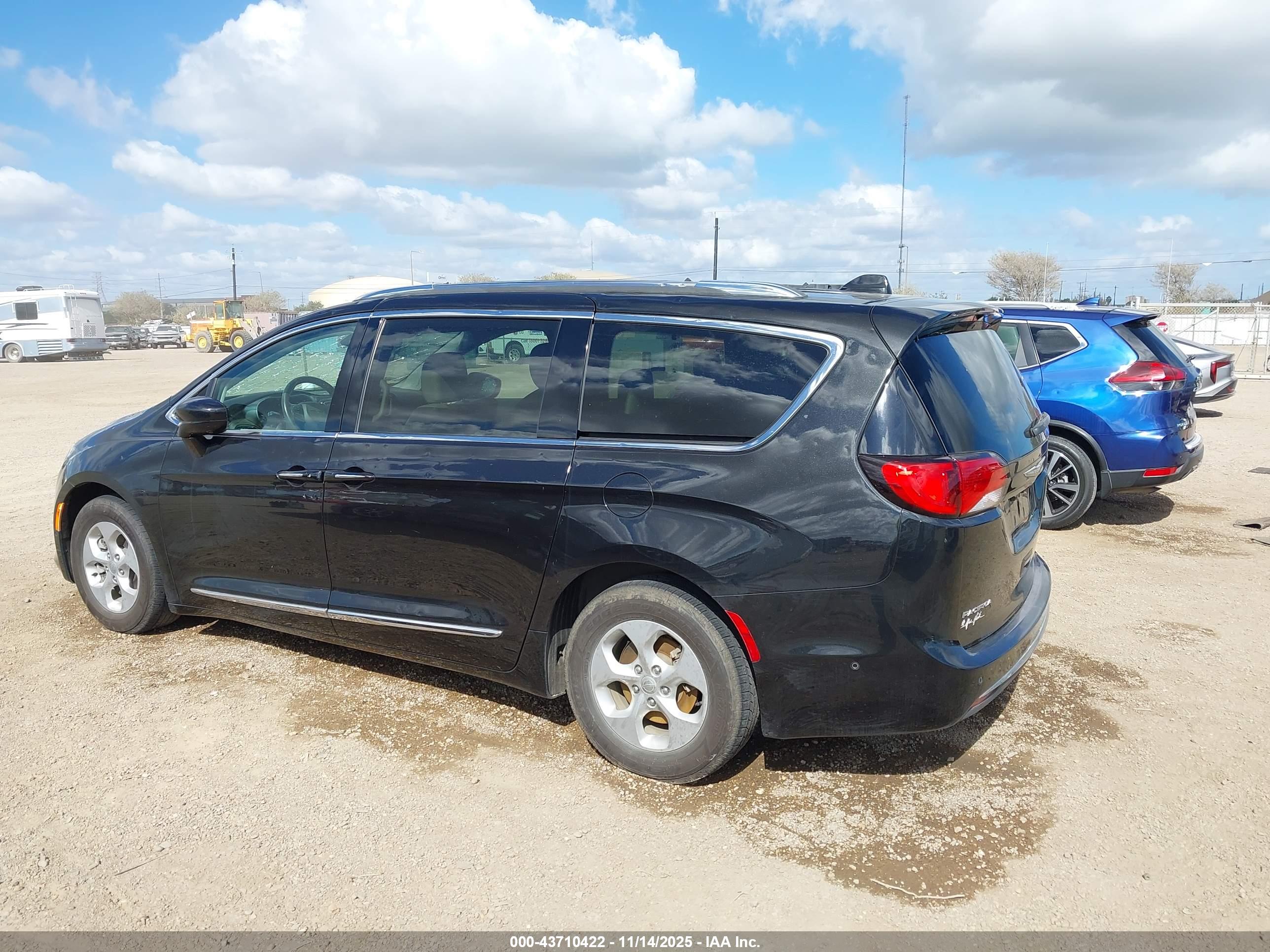CHRYSLER PACIFICA image 3