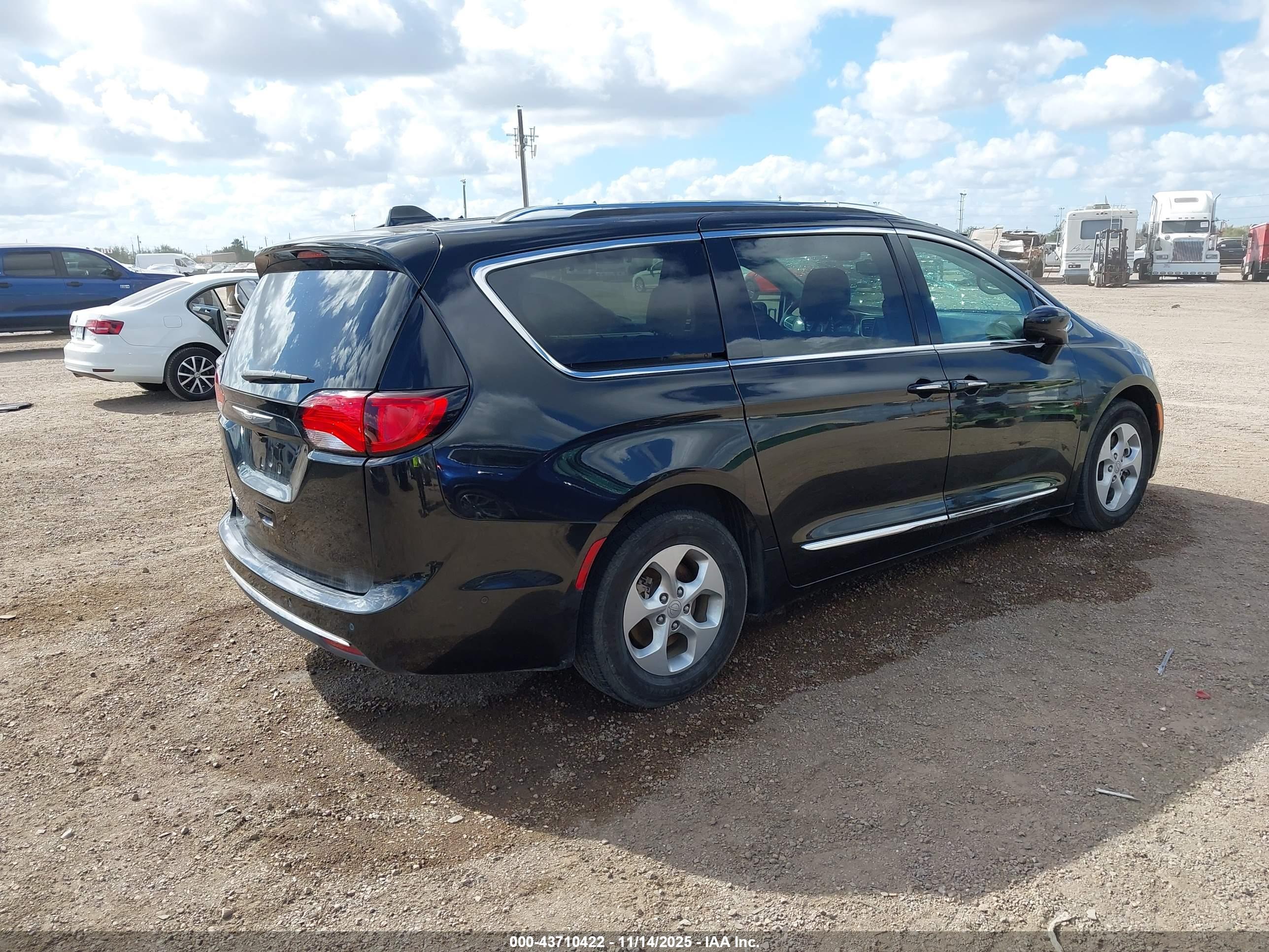 CHRYSLER PACIFICA image 4