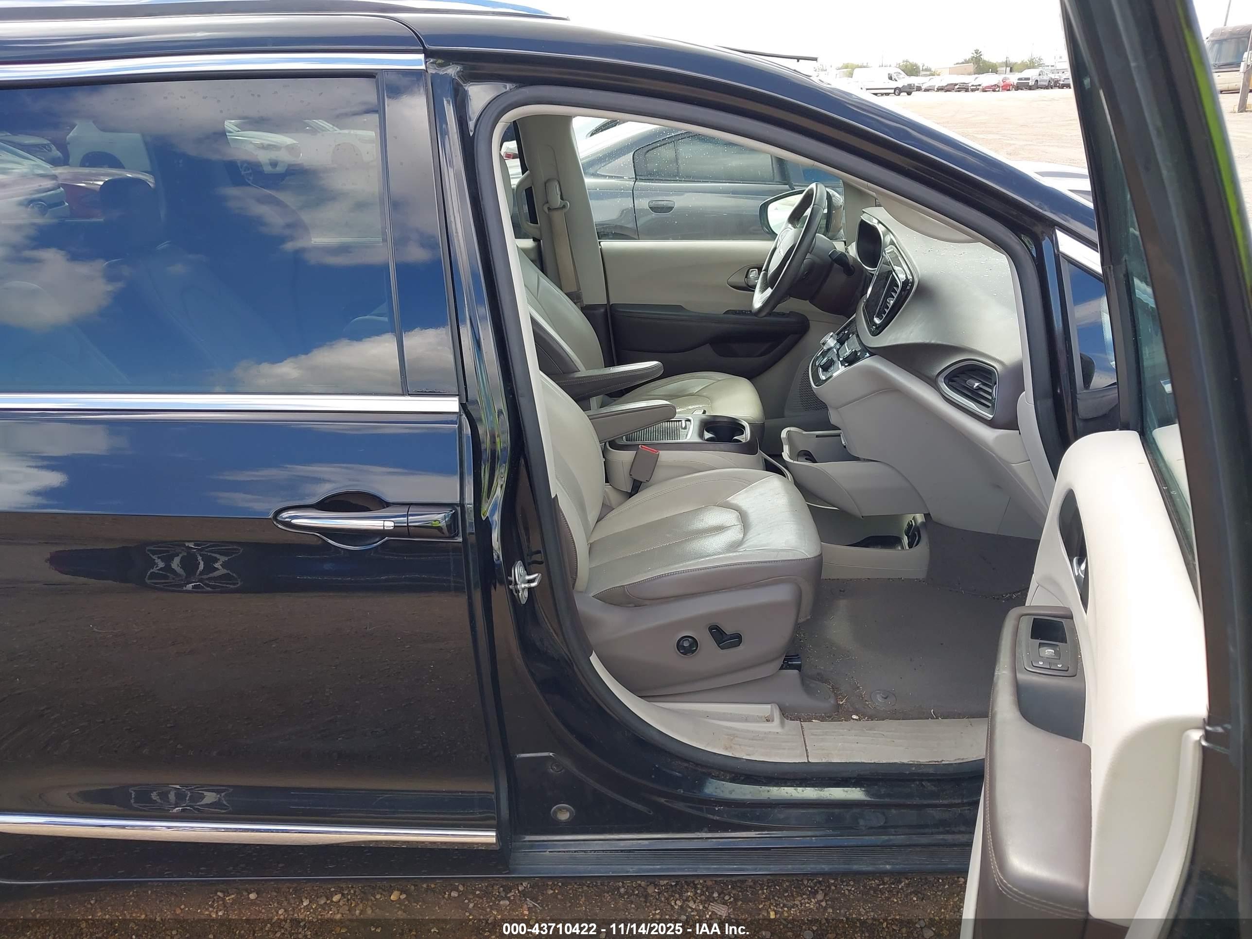 CHRYSLER PACIFICA image 5