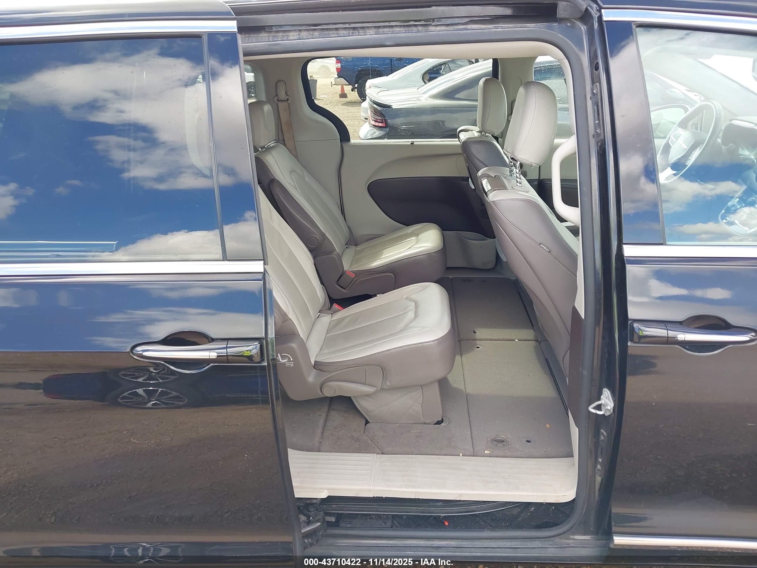CHRYSLER PACIFICA image 8