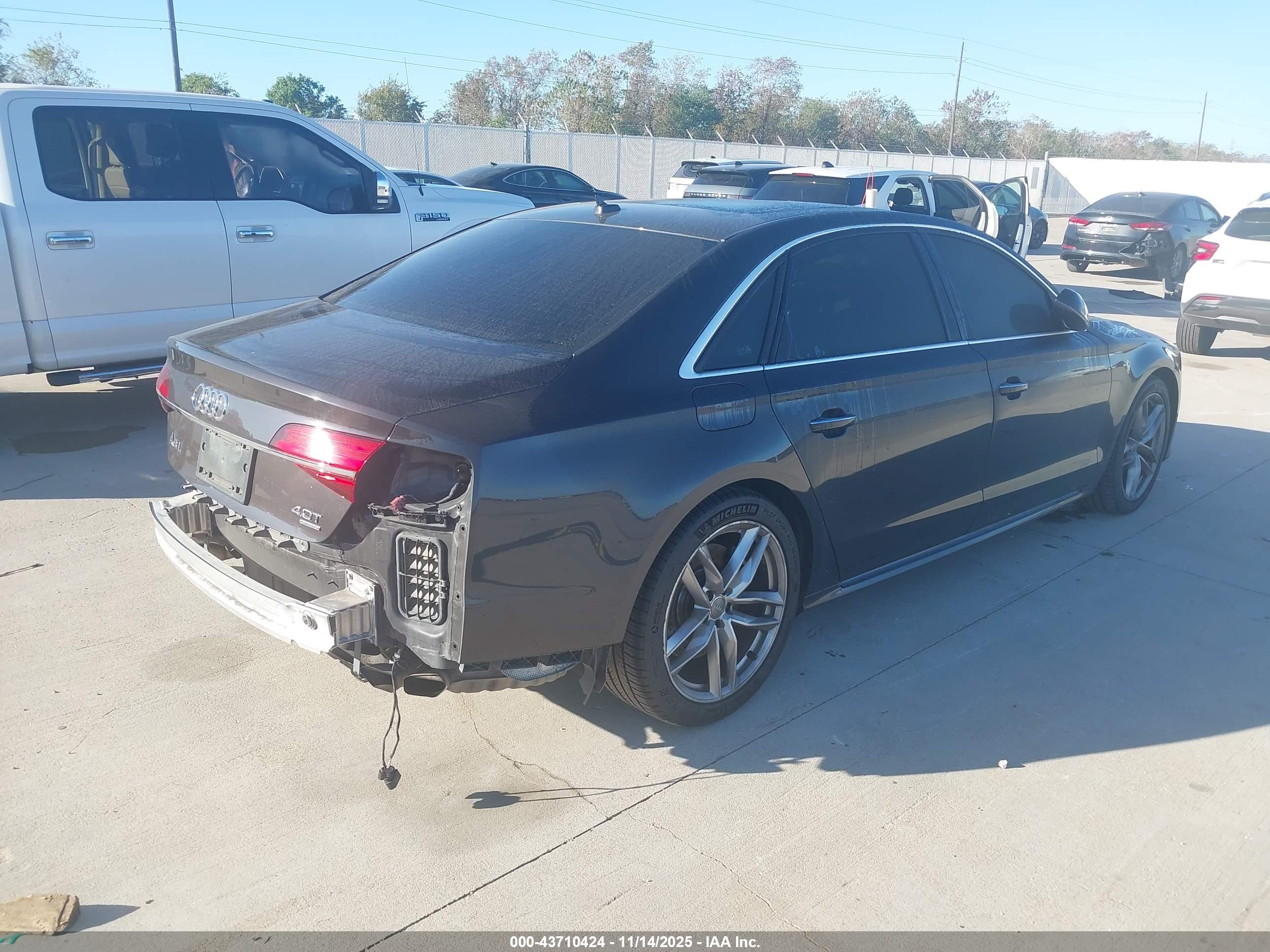 AUDI A8 image 4