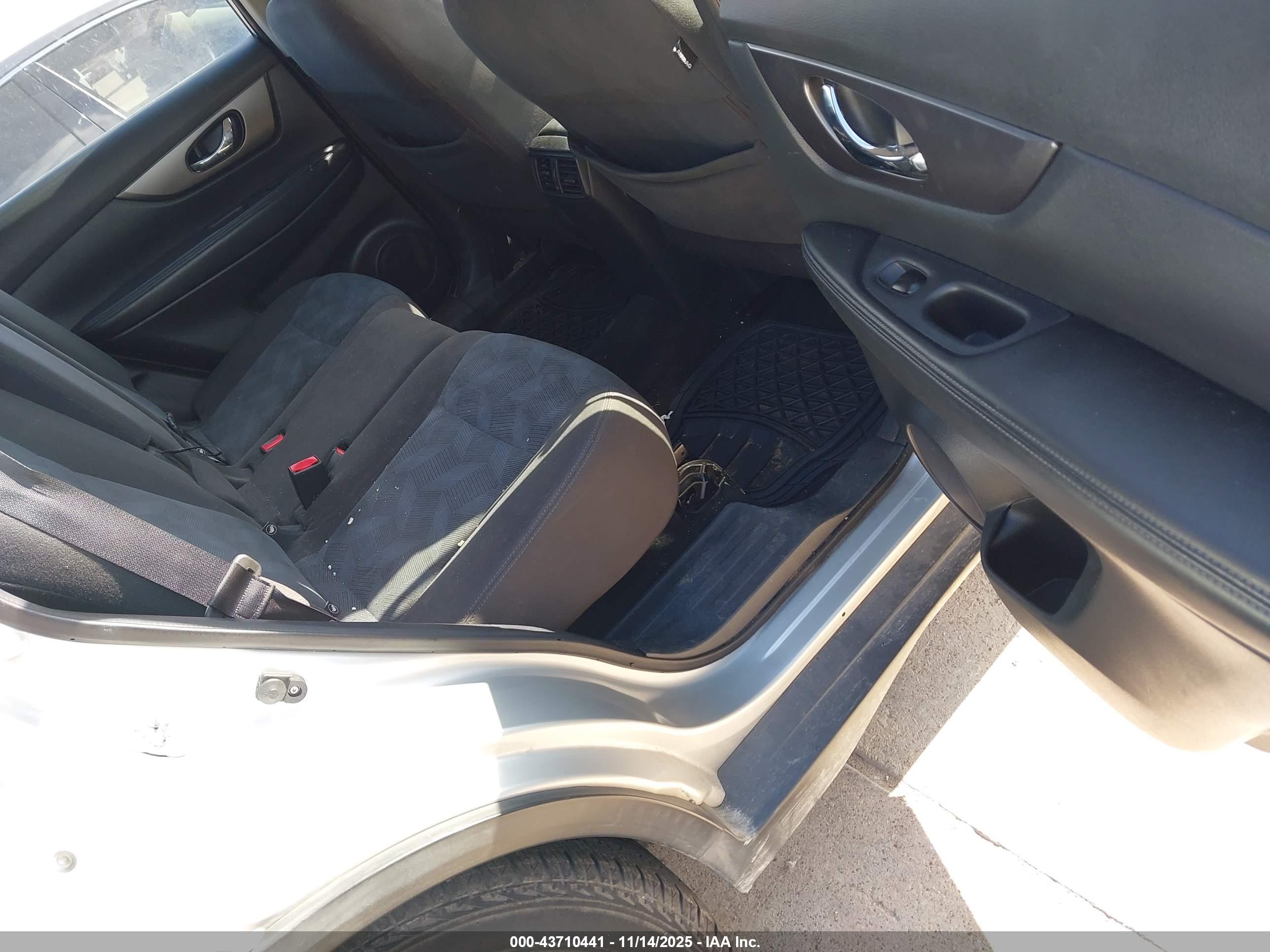 NISSAN ROGUE image 8