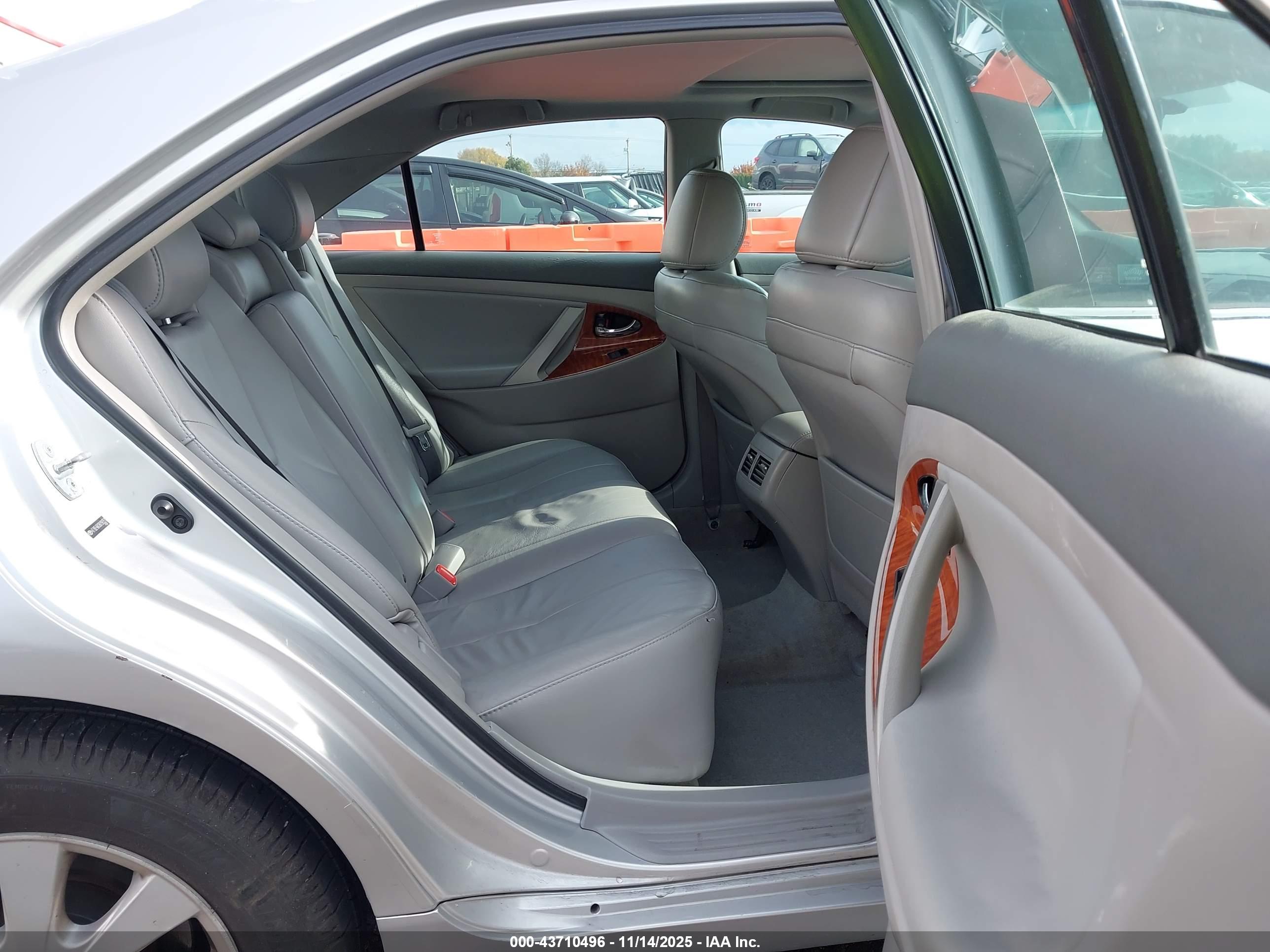 TOYOTA CAMRY image 8