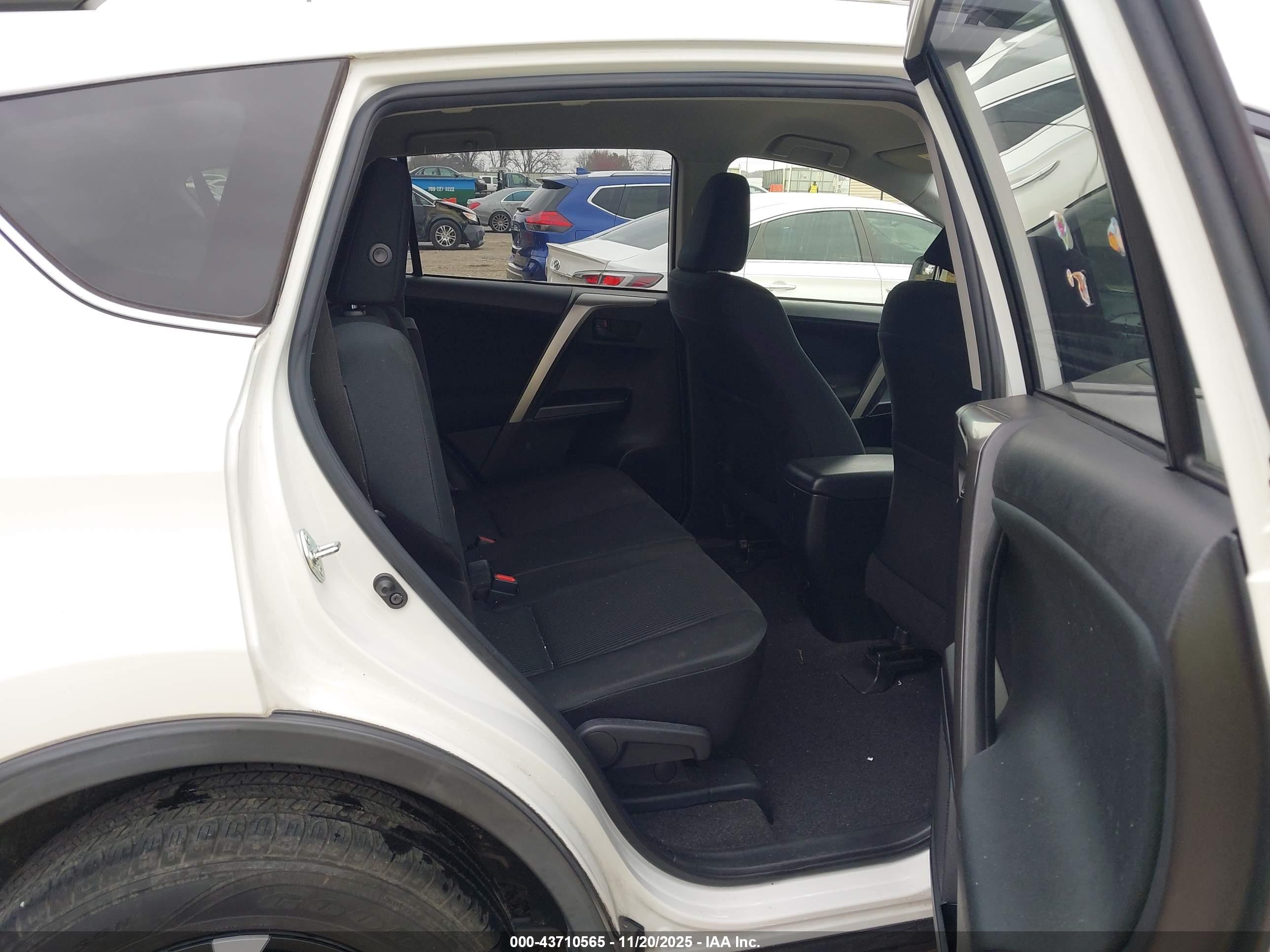 TOYOTA RAV4 image 8