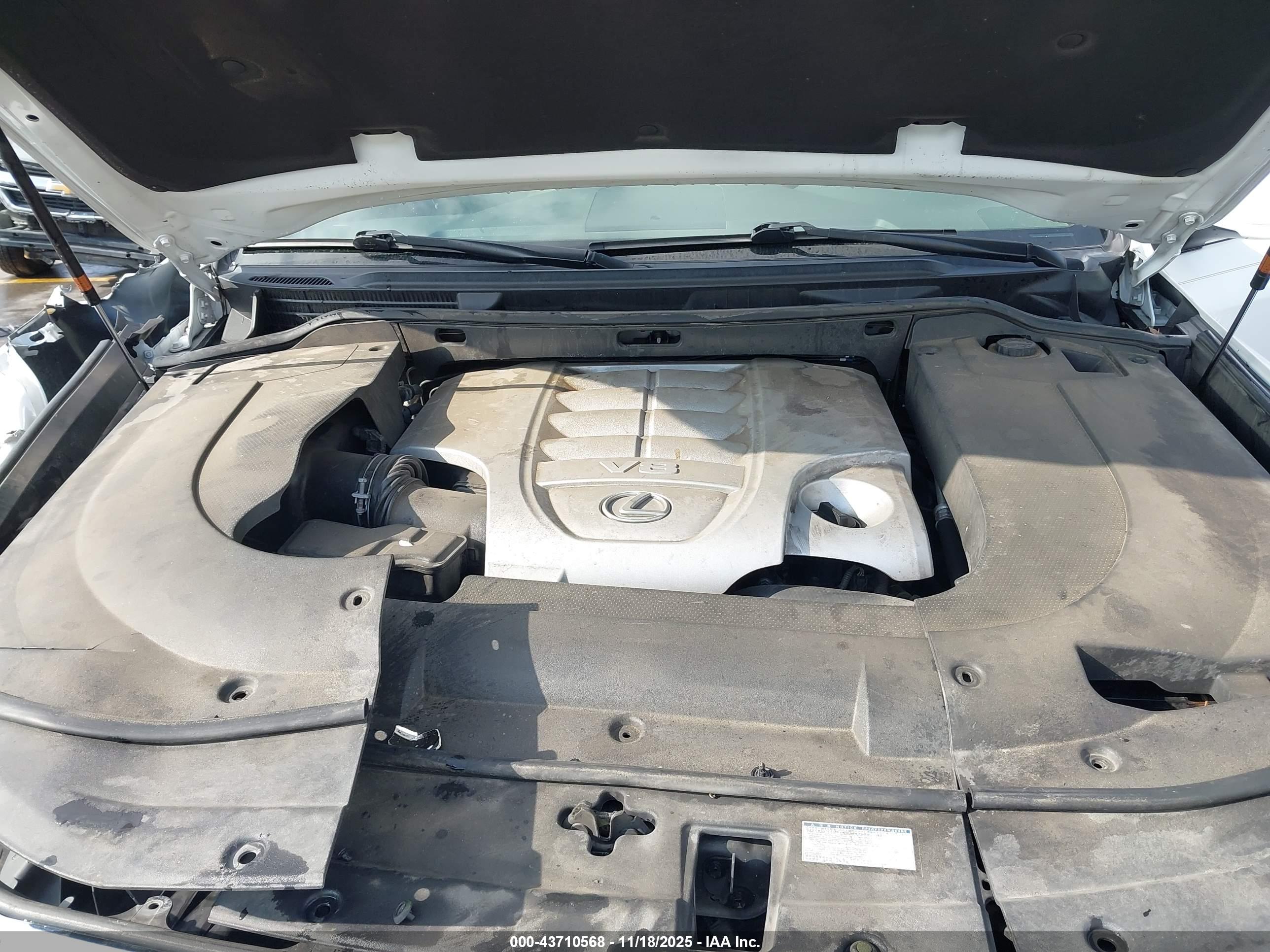 LEXUS LX image 10