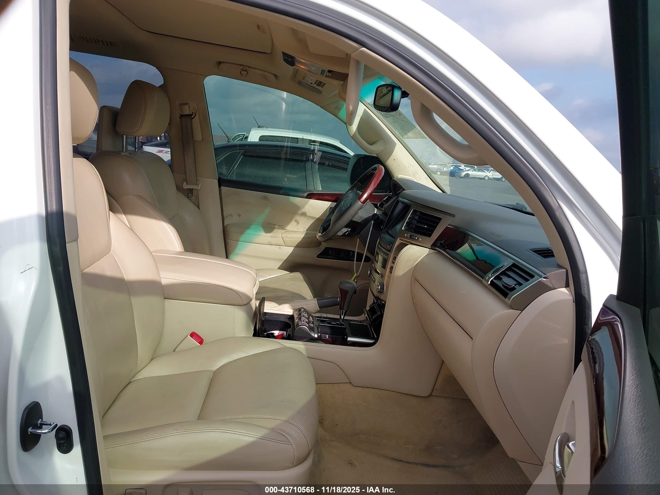 LEXUS LX image 5