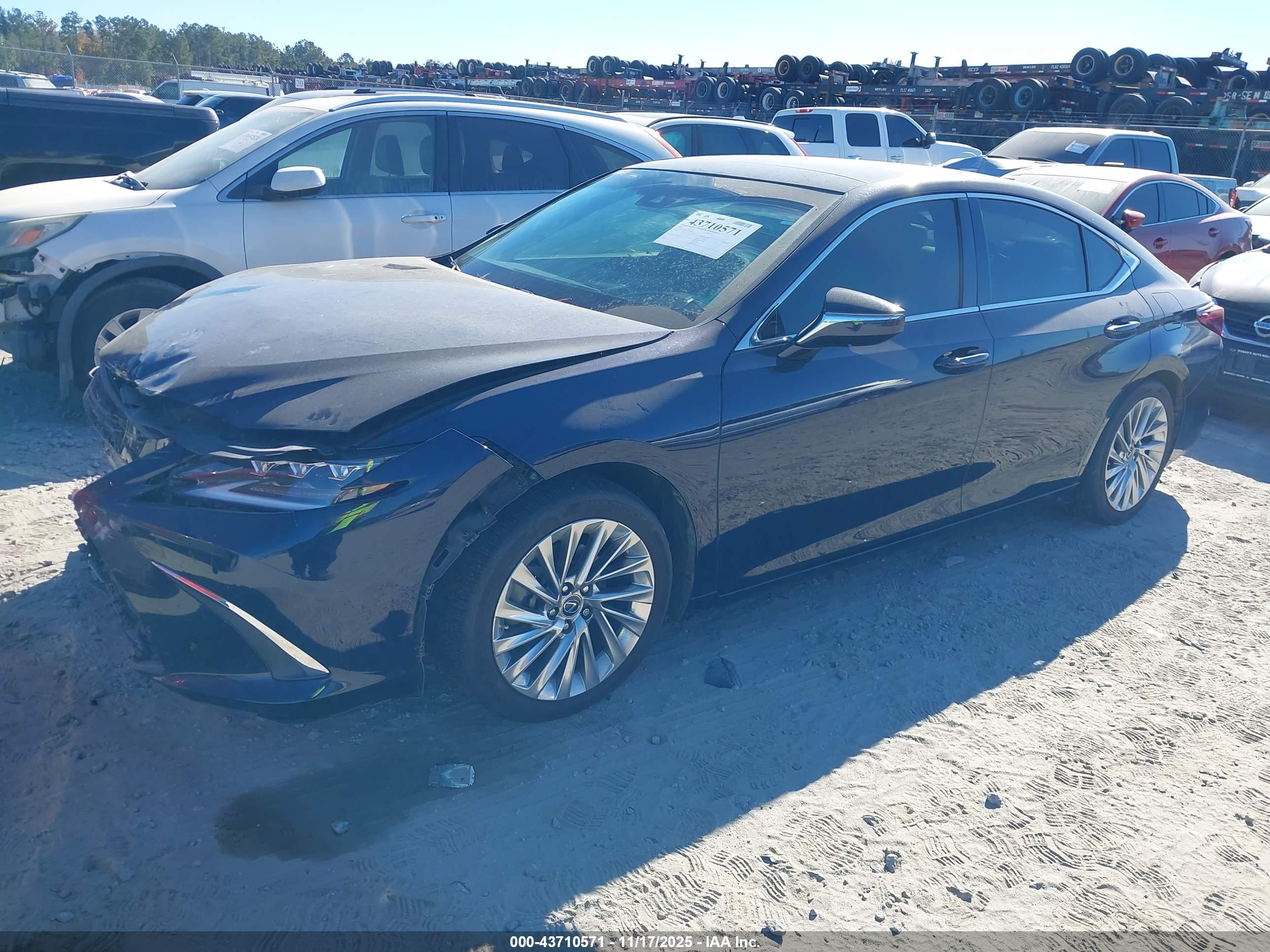LEXUS ES image 2
