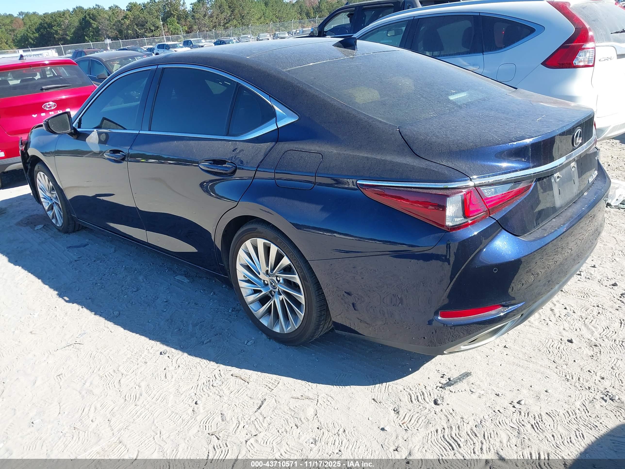 LEXUS ES image 3
