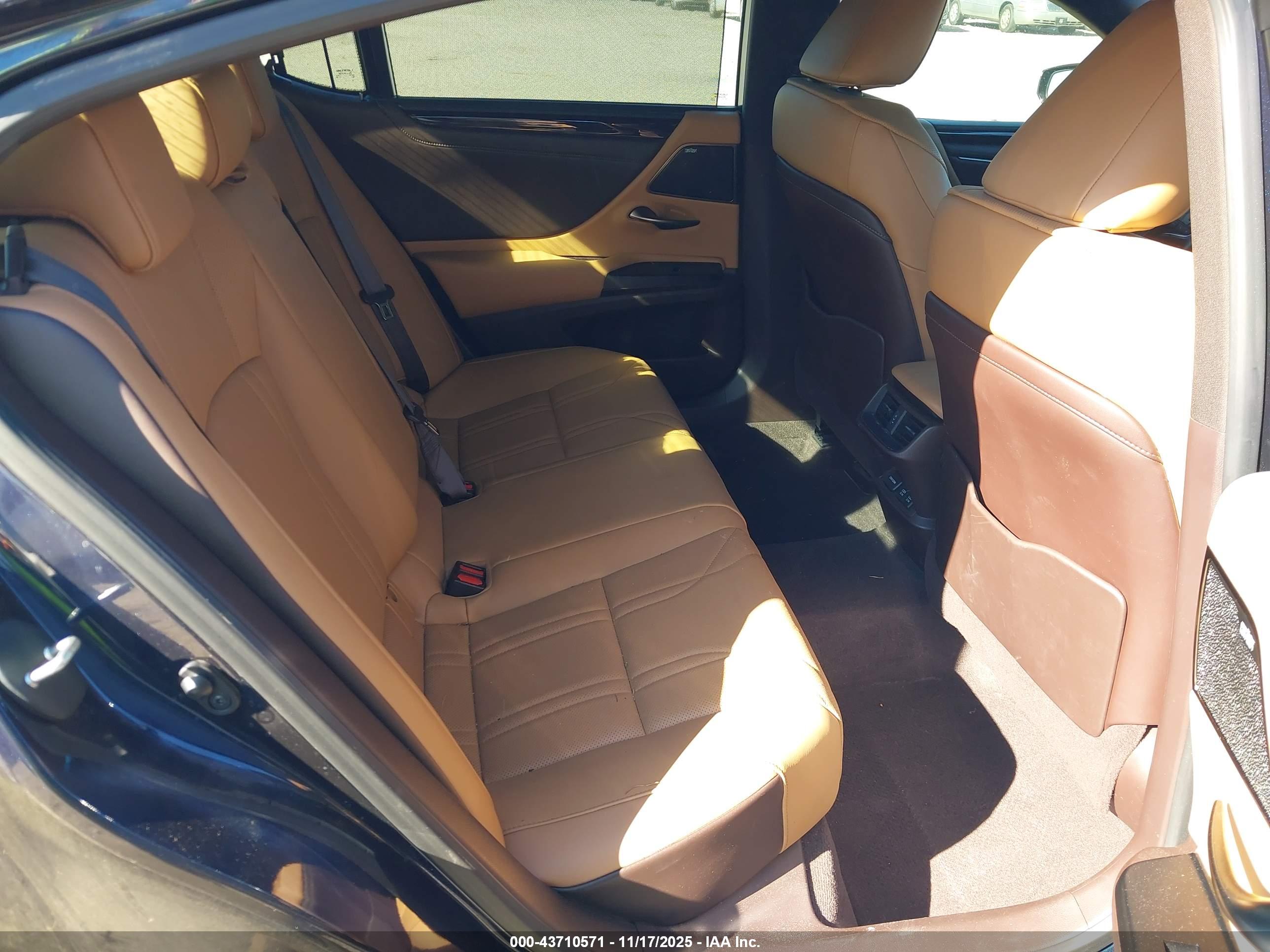 LEXUS ES image 8