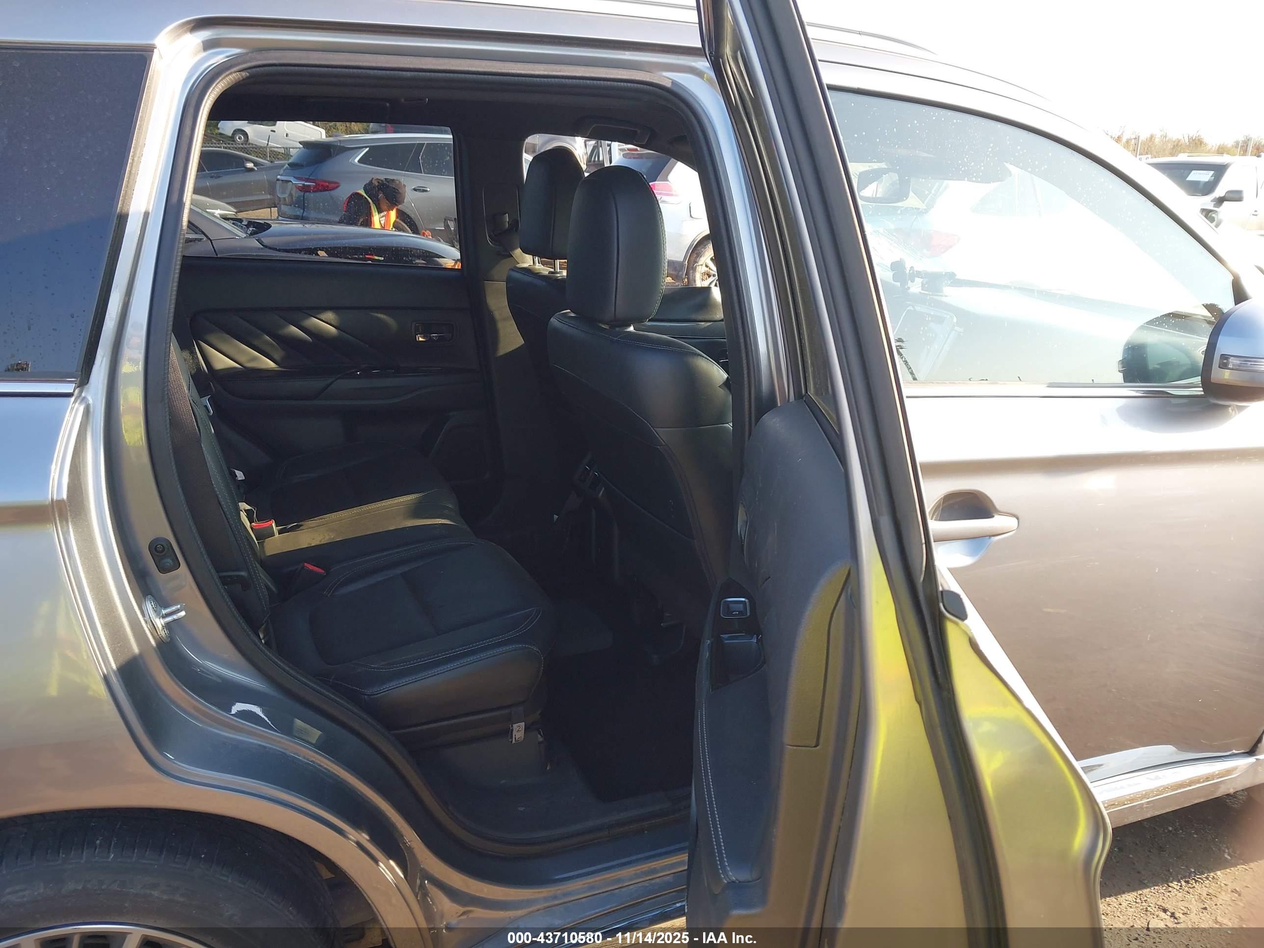MITSUBISHI OUTLANDER image 8