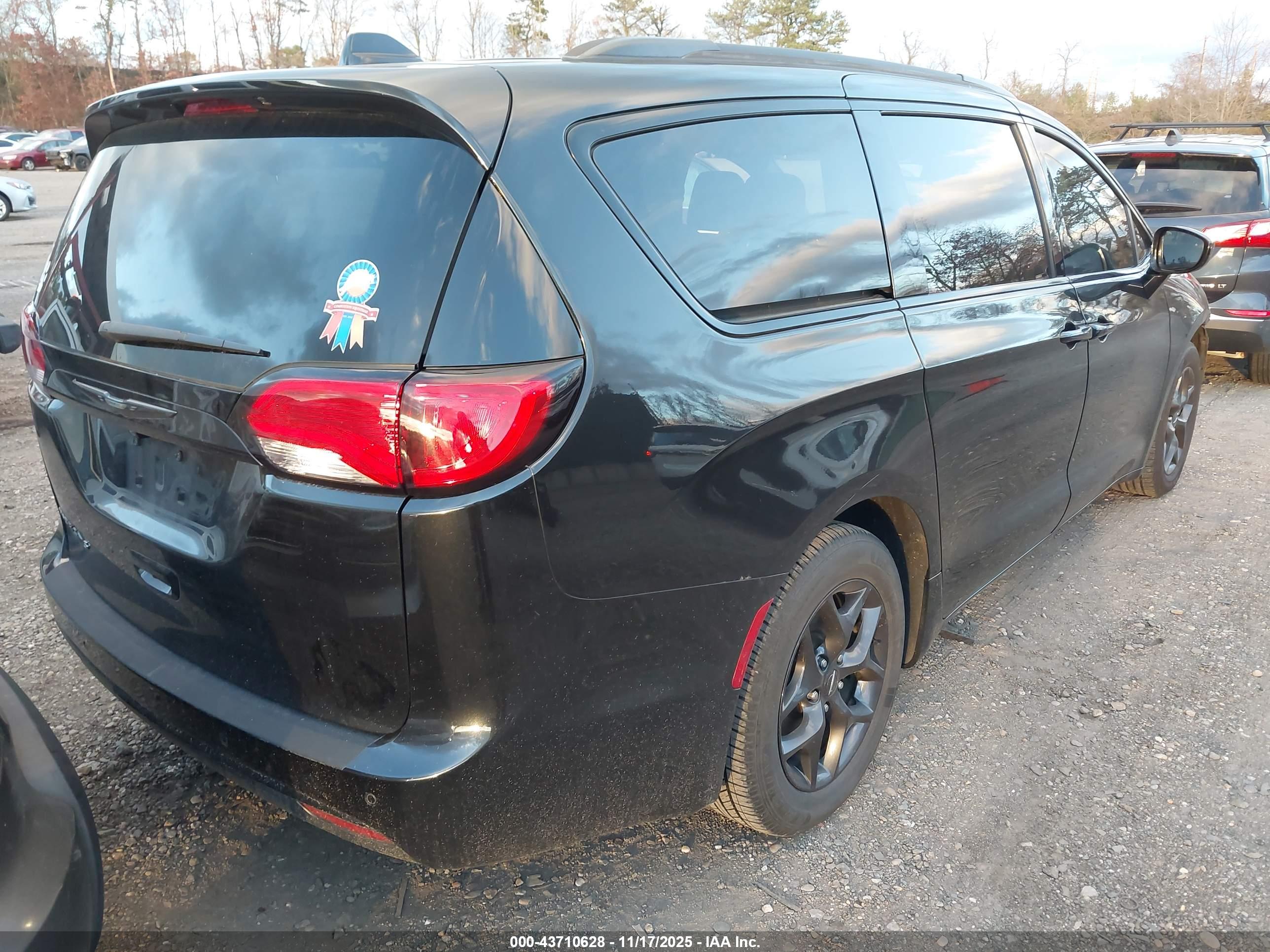 CHRYSLER PACIFICA image 4