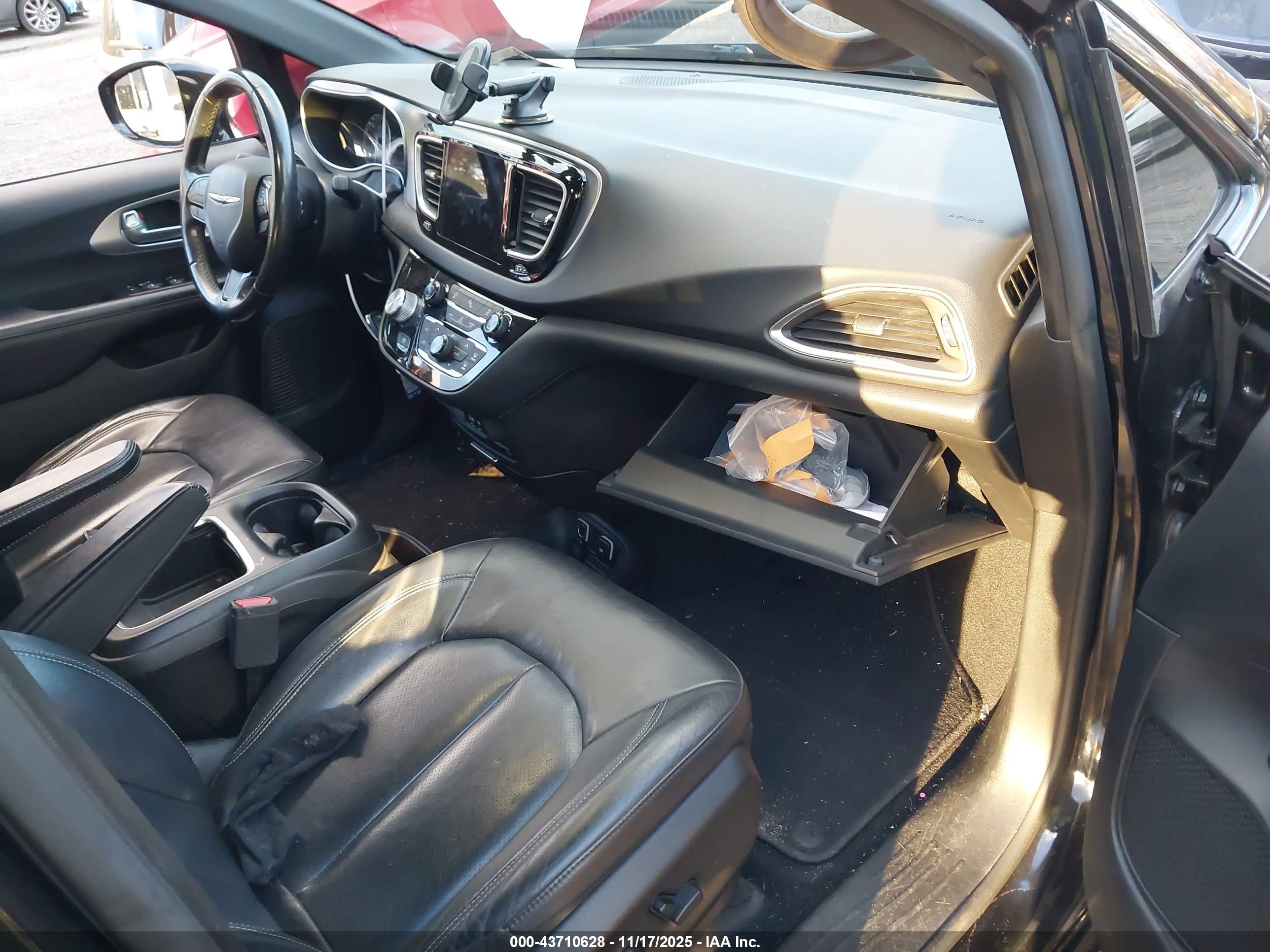 CHRYSLER PACIFICA image 5