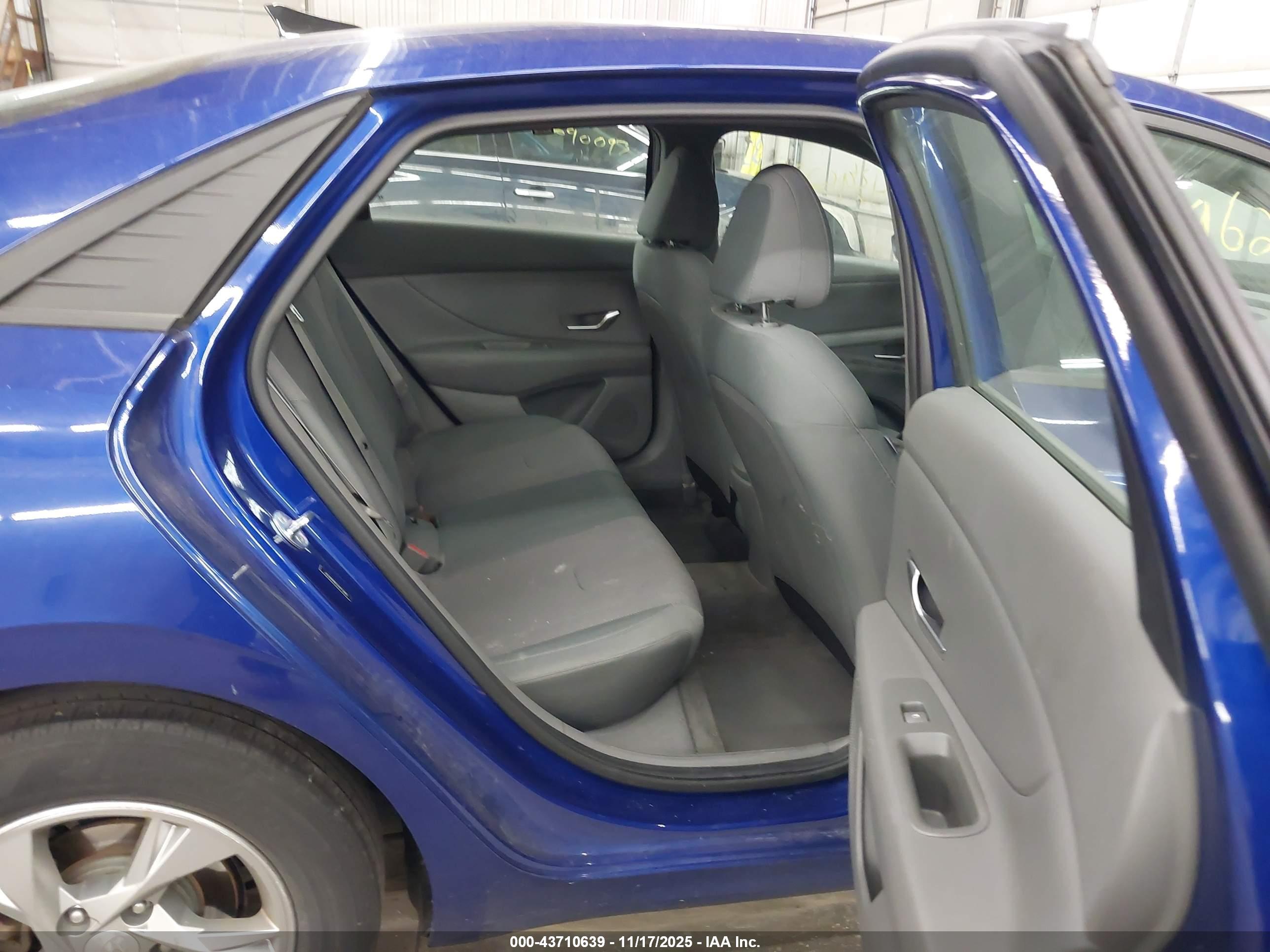 HYUNDAI ELANTRA image 8