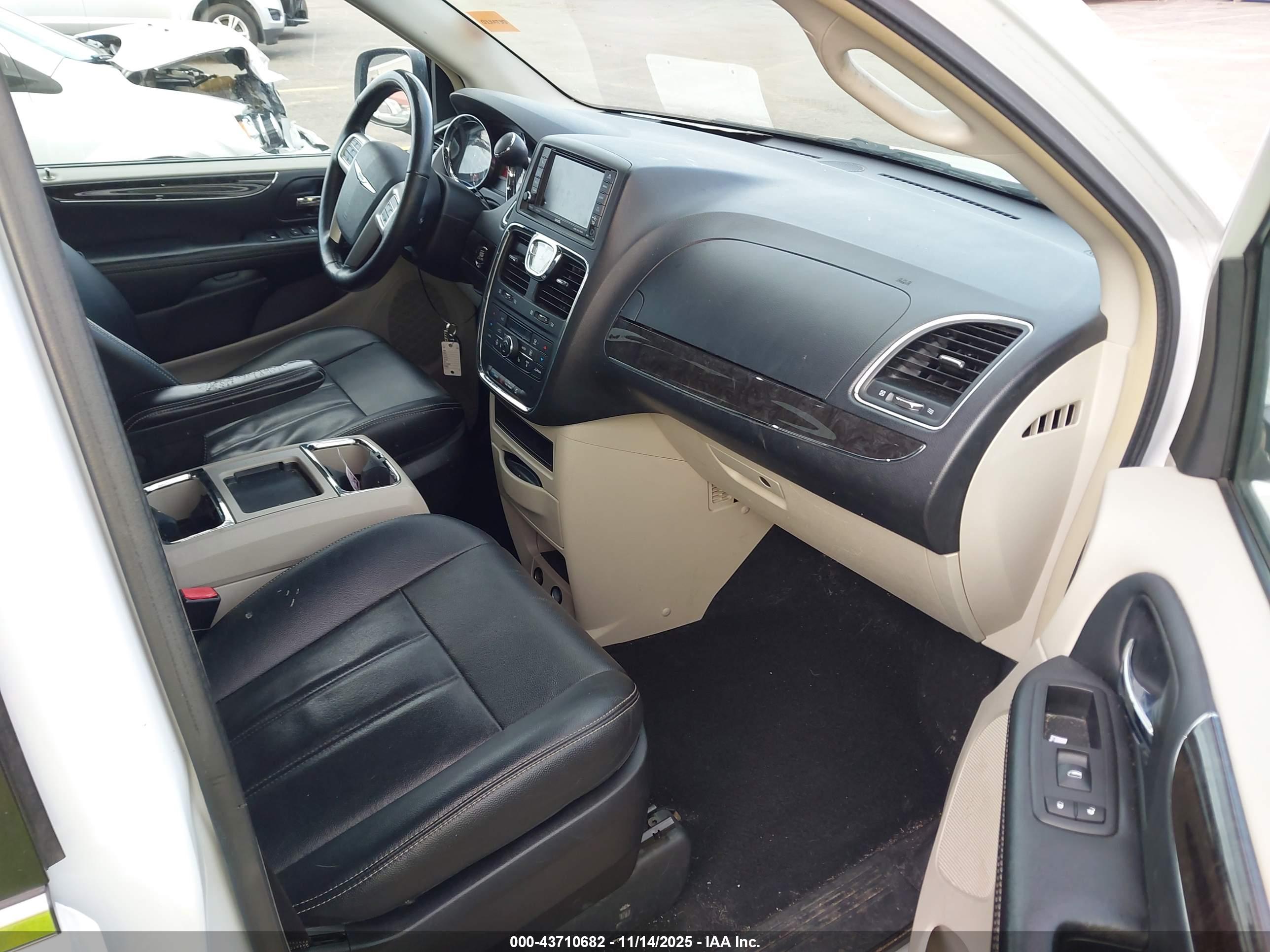 CHRYSLER TOWN image 5