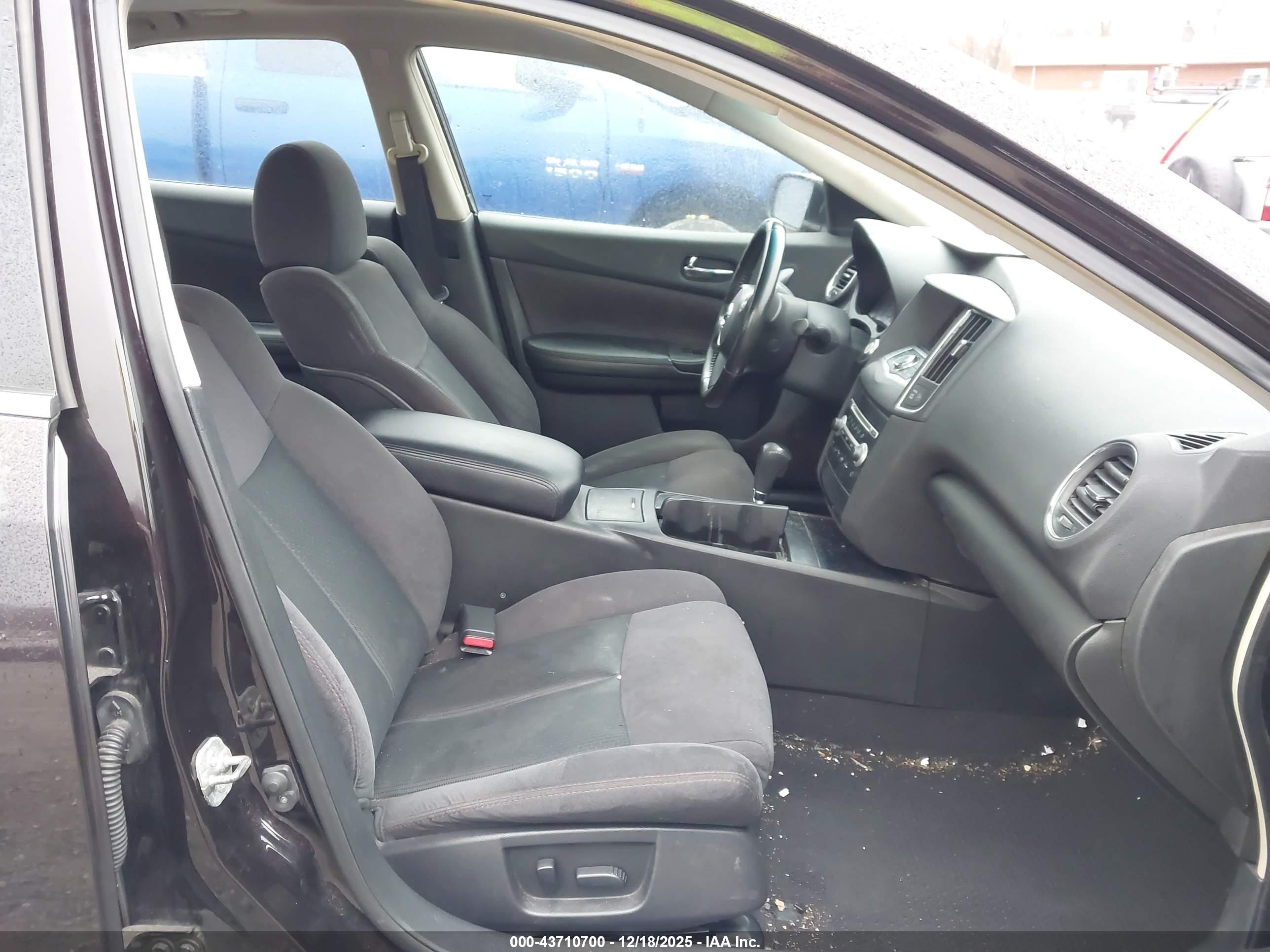 NISSAN MAXIMA image 5