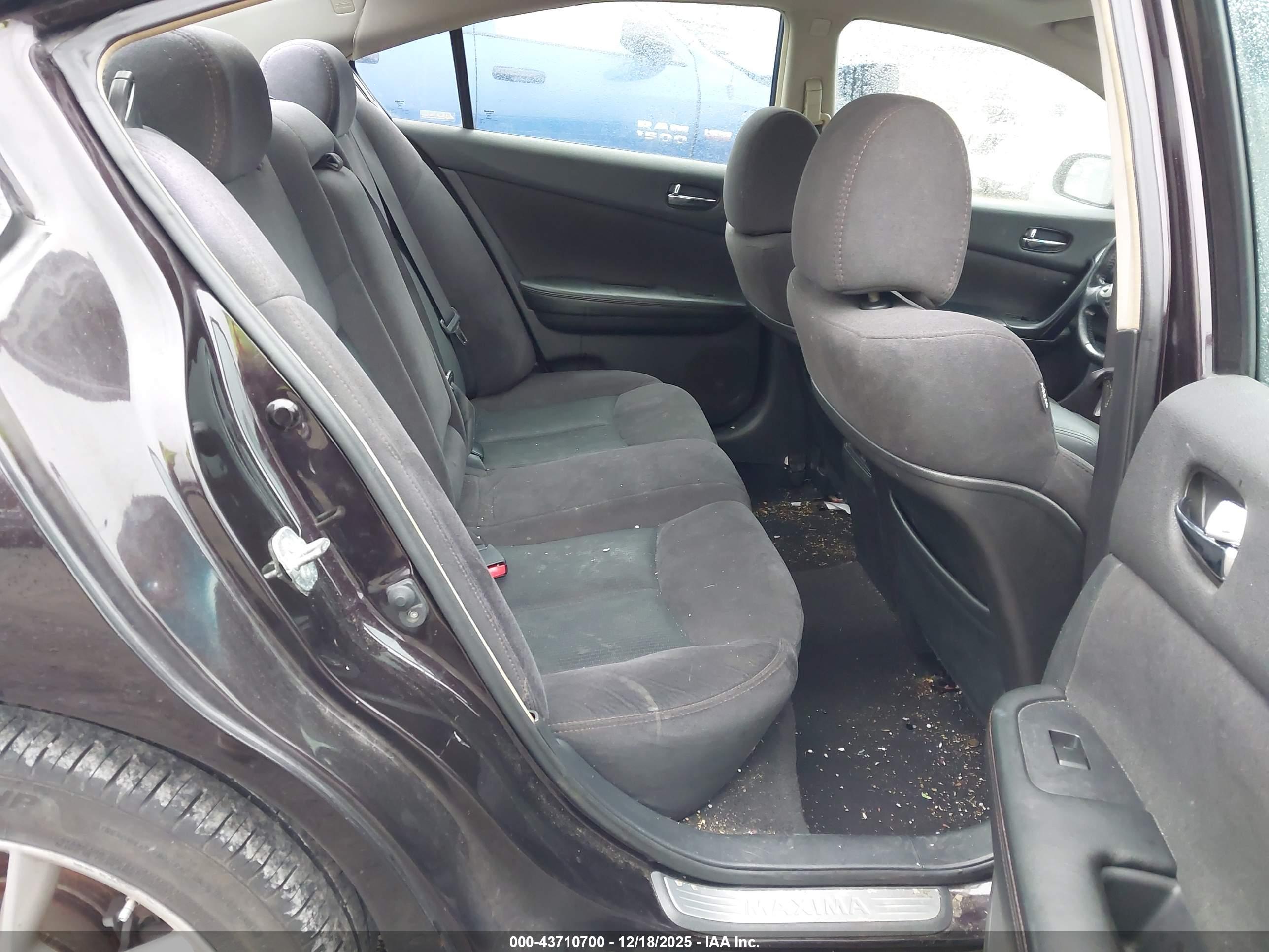 NISSAN MAXIMA image 8