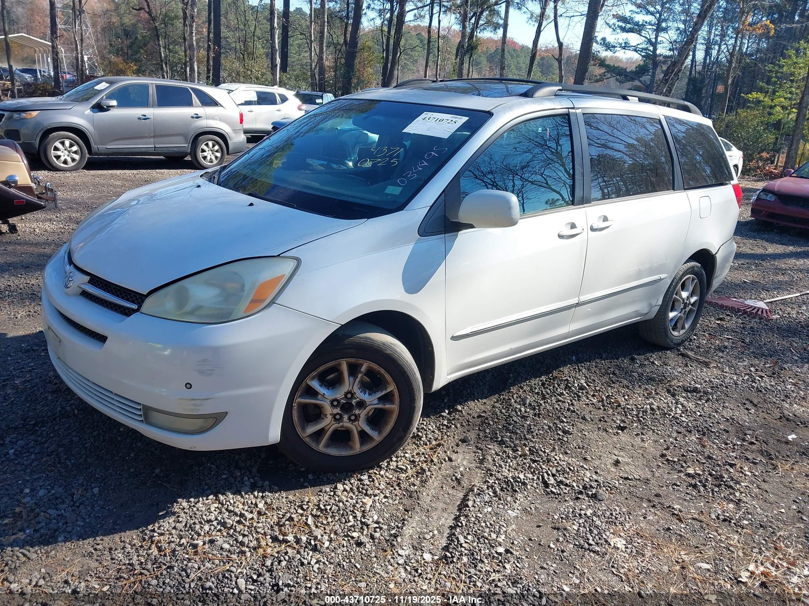 TOYOTA SIENNA image 2