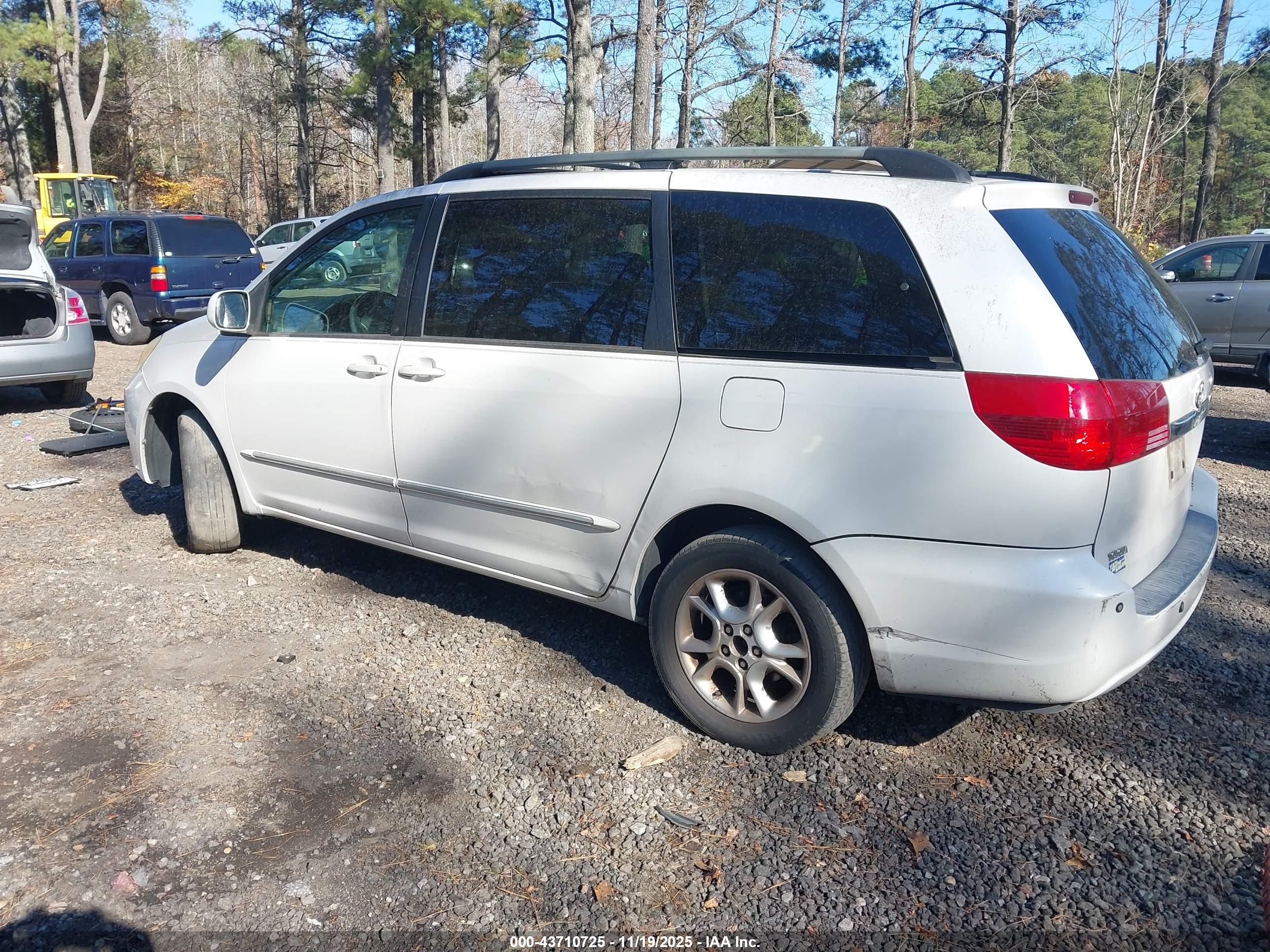 TOYOTA SIENNA image 3