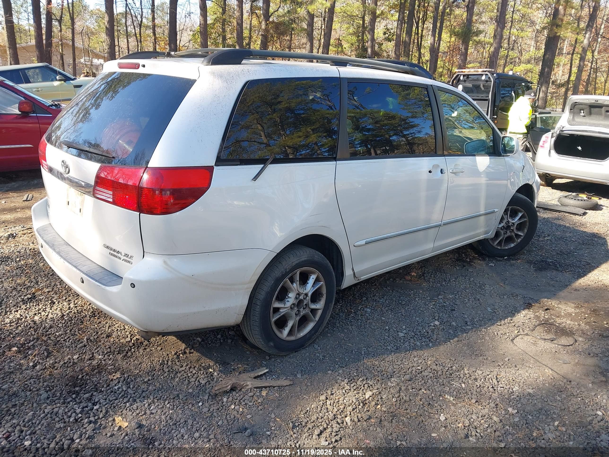 TOYOTA SIENNA image 4
