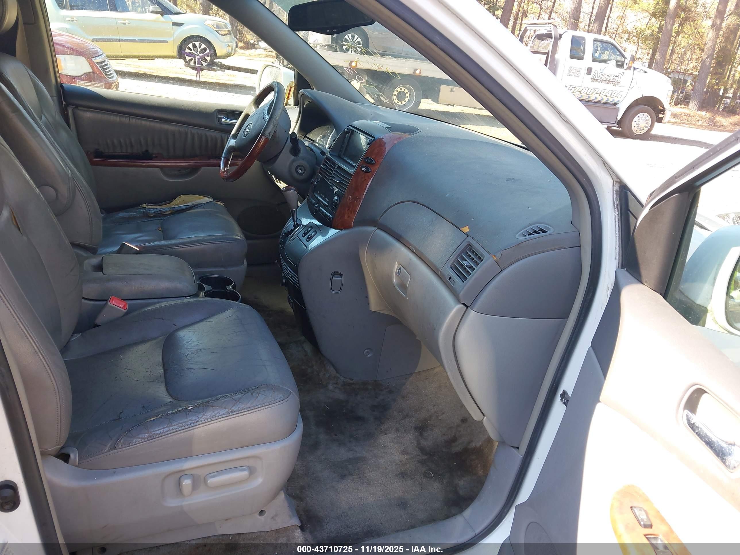 TOYOTA SIENNA image 5