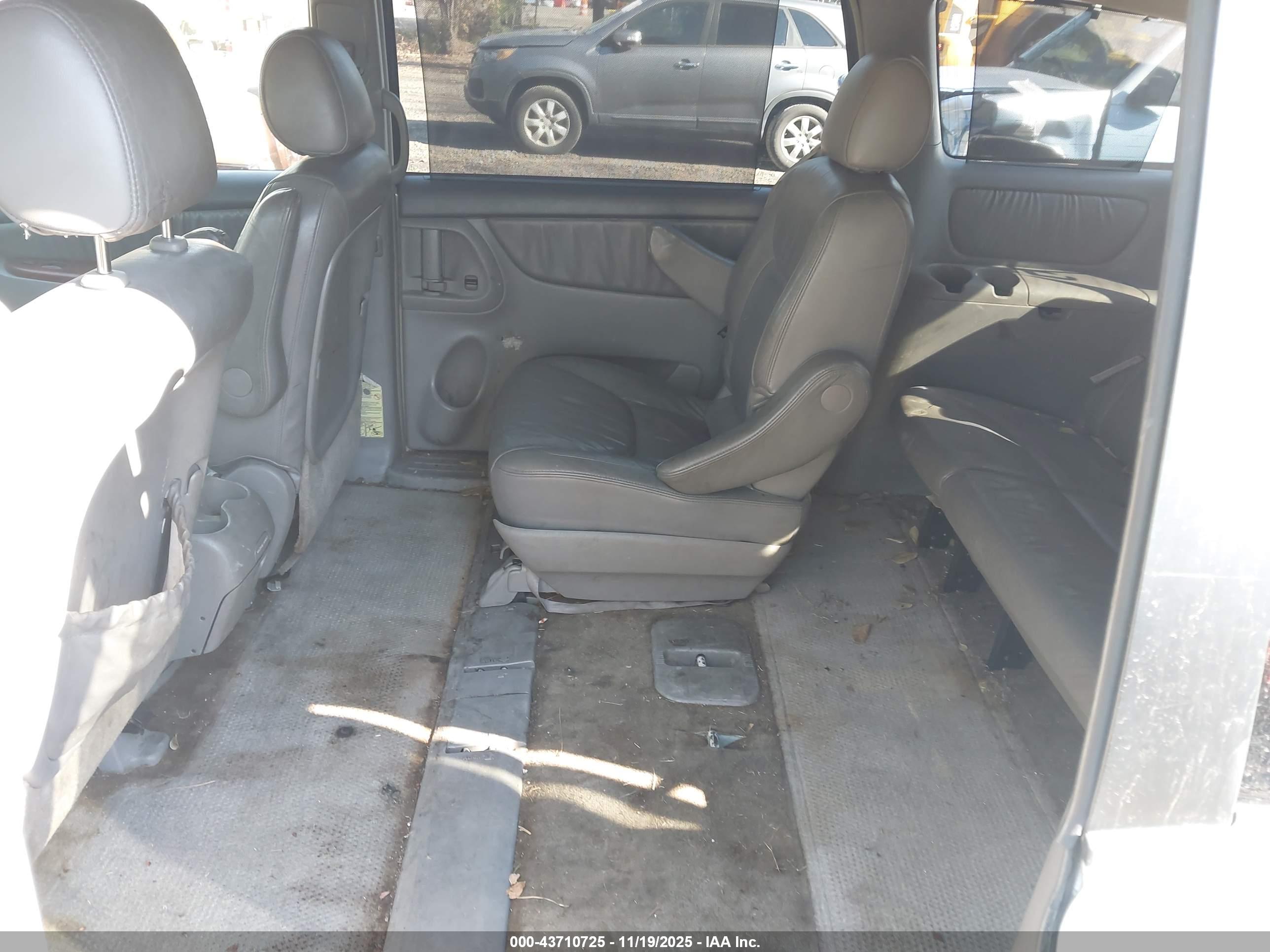 TOYOTA SIENNA image 8